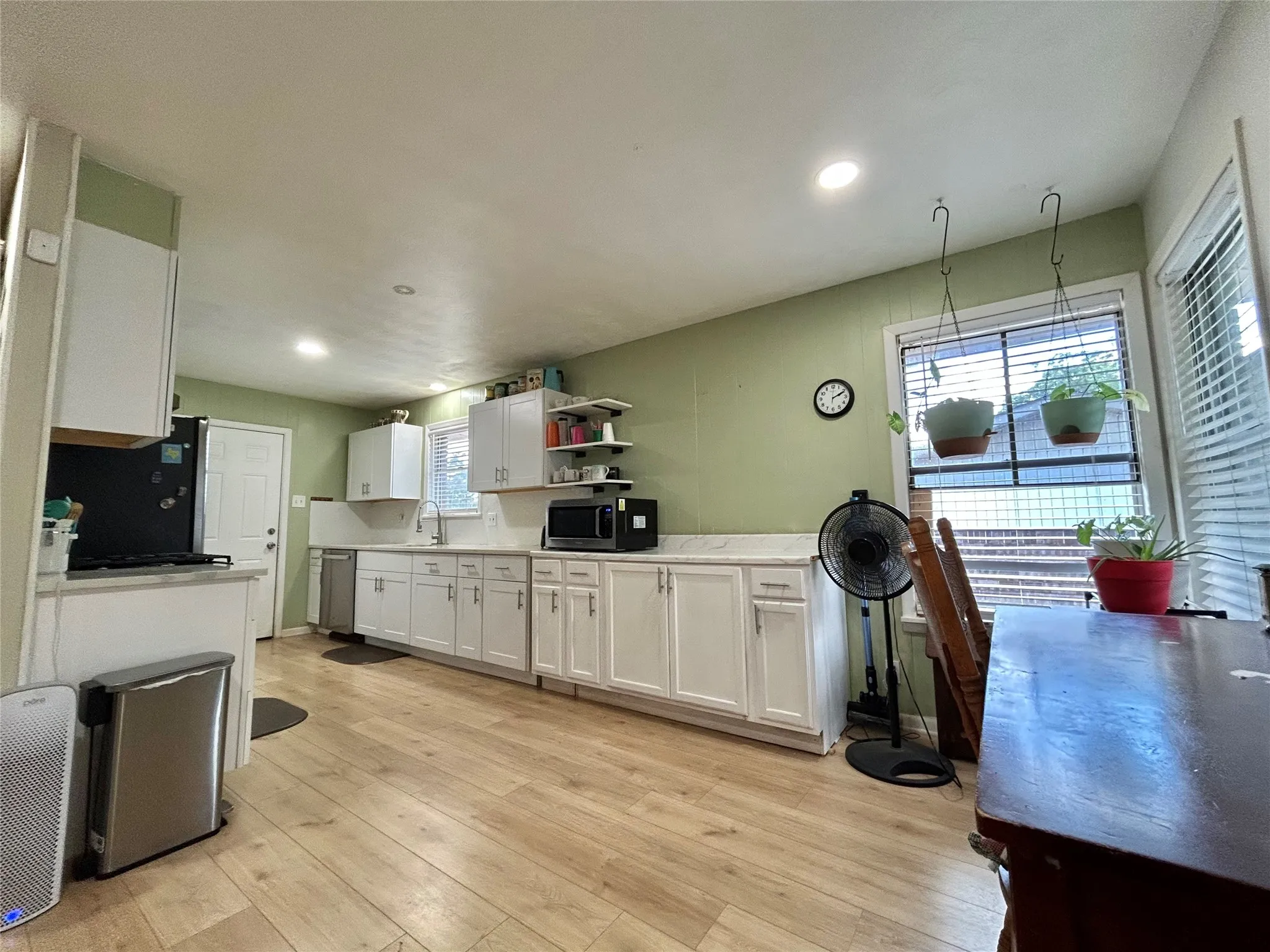 Beautiful Light Granite and Tile Backsplash