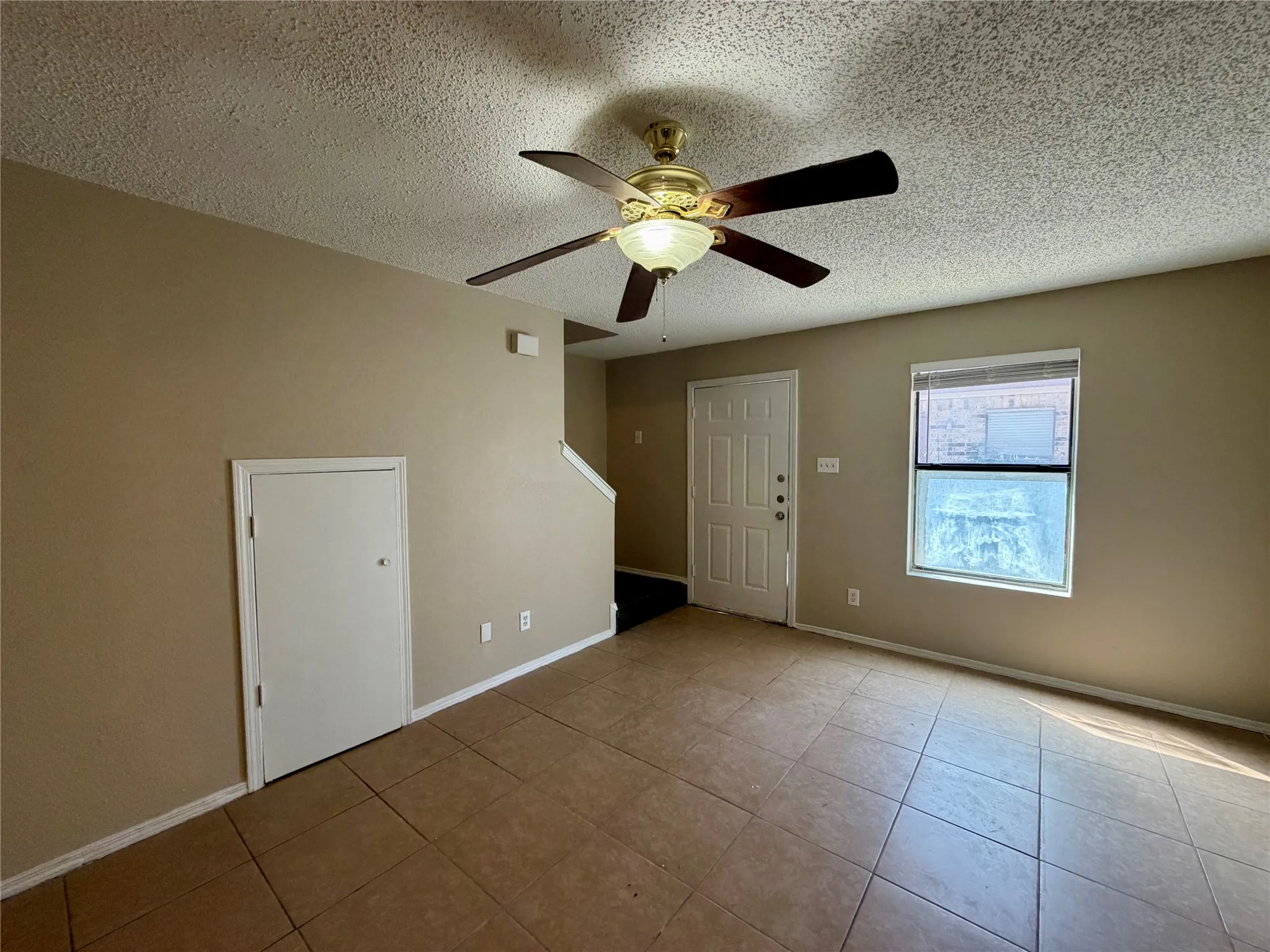 Townhouse For Rent in Denton County , 3069 Olympia Drive, Denton, Texas 76209, 2 Bedroom, 2 Bathroom, 1 Garage spaces, 1,023 Sqft, built in 1984, mls#21299438, Real Estate Agent in Denton, Homes For Rent in Denton county, Homes For Rent in Denton, Realtor in Denton Texas, Real Estate Brokerage Independent Realty Texas, Luminita Cordes Realtor