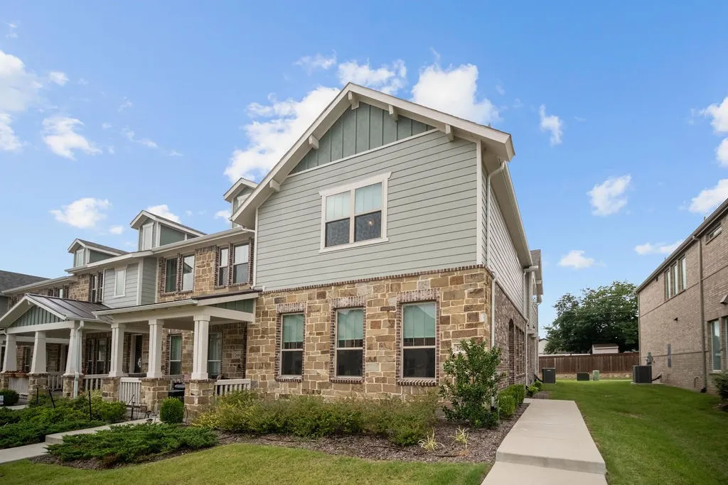 Townhouse For Sale in Dallas County , 2622 Settlers Place, Garland, Texas 75042, 3 Bedroom, 3 Bathroom, 2 Garage spaces, 1,972 Sqft, built in 2023, mls#21299011, Real Estate Agent in Garland, Homes For Sale in Dallas county, Homes For Sale in Garland, Realtor in Garland Texas, Real Estate Brokerage Independent Realty Texas, Luminita Cordes Realtor