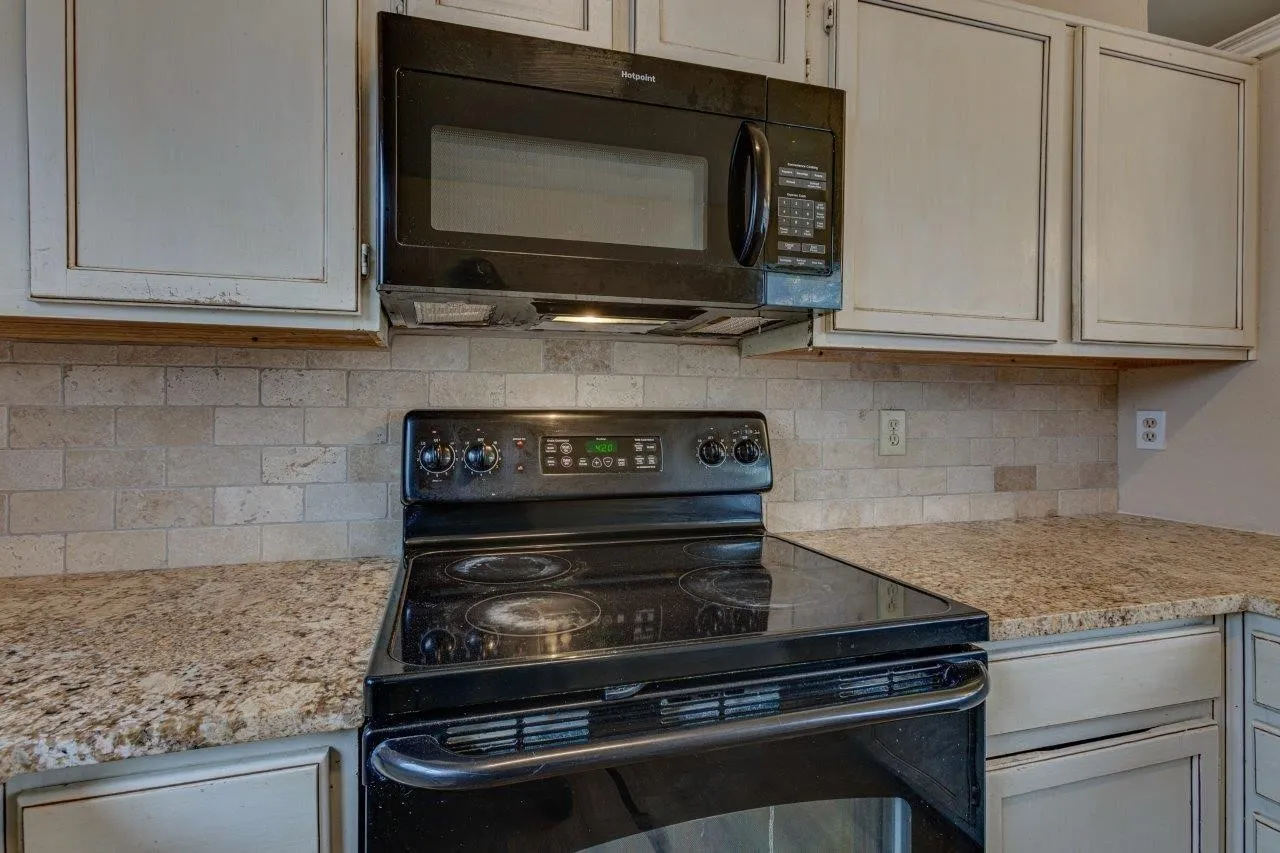 Single Family Residence For Rent in Dallas County , 10611 Woodleaf Drive, Dallas, Texas 75227, 2 Bedroom, 2 Bathroom, Garage spaces, 959 Sqft, built in 1986, mls#21299474, Real Estate Agent in Dallas, Homes For Rent in Dallas county, Homes For Rent in Dallas, Realtor in Dallas Texas, Real Estate Brokerage Independent Realty Texas, Luminita Cordes Realtor