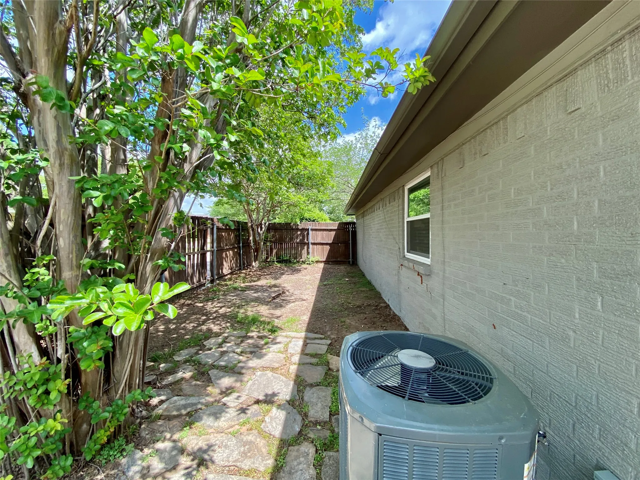 Duplex For Rent in Tarrant County , 801 Irwin Drive B, Hurst, Texas 76053, 2 Bedroom, 1 Bathroom, Garage spaces, 1,000 Sqft, built in 1968, mls#21299480, Real Estate Agent in Hurst, Homes For Rent in Tarrant county, Homes For Rent in Hurst, Realtor in Hurst Texas, Real Estate Brokerage Independent Realty Texas, Luminita Cordes Realtor