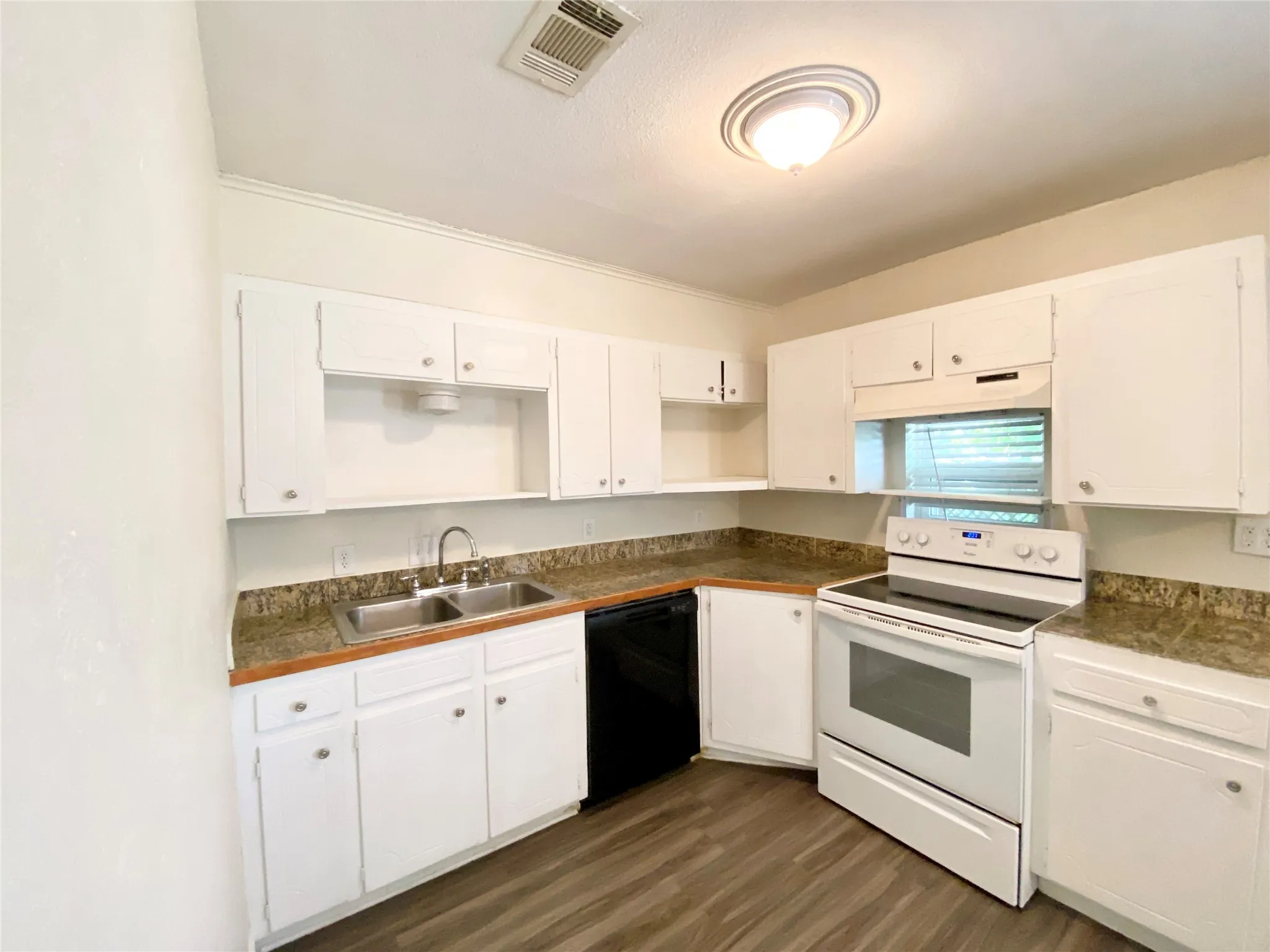 Duplex For Rent in Tarrant County , 801 Irwin Drive B, Hurst, Texas 76053, 2 Bedroom, 1 Bathroom, Garage spaces, 1,000 Sqft, built in 1968, mls#21299480, Real Estate Agent in Hurst, Homes For Rent in Tarrant county, Homes For Rent in Hurst, Realtor in Hurst Texas, Real Estate Brokerage Independent Realty Texas, Luminita Cordes Realtor