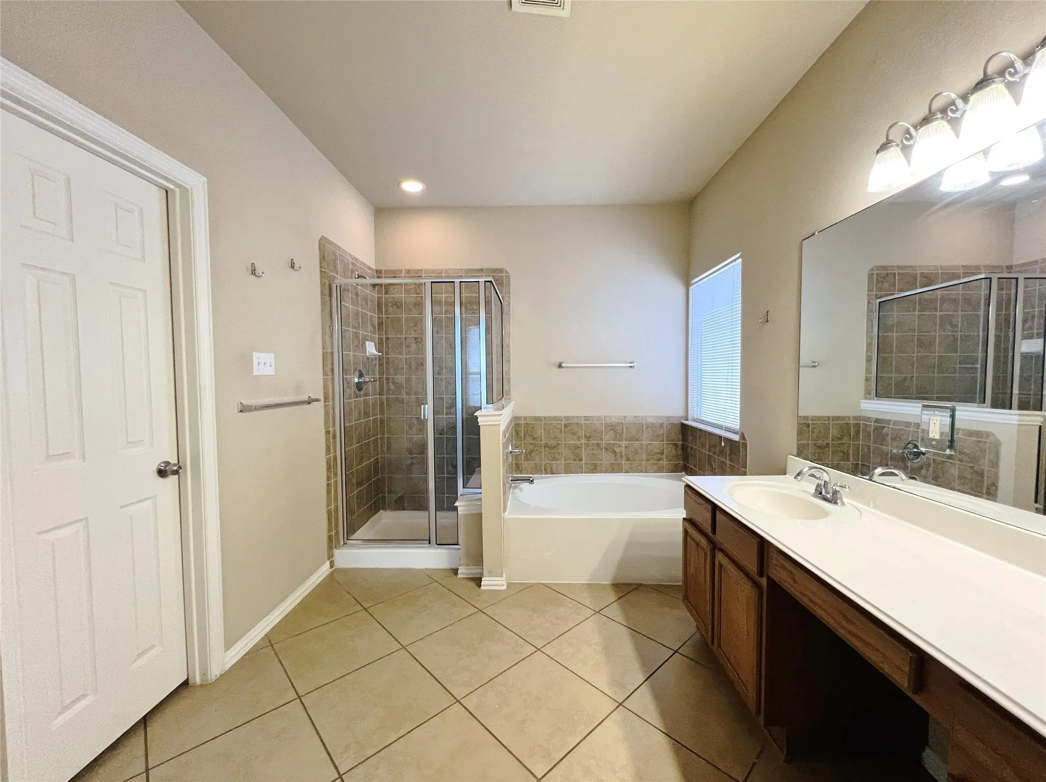 Single Family Residence For Rent in Tarrant County , 552 Kerry Street, Crowley, Texas 76036, 3 Bedroom, 2 Bathroom, 2 Garage spaces, 1,636 Sqft, built in 2005, mls#21299487, Real Estate Agent in Crowley, Homes For Rent in Tarrant county, Homes For Rent in Crowley, Realtor in Crowley Texas, Real Estate Brokerage Independent Realty Texas, Luminita Cordes Realtor