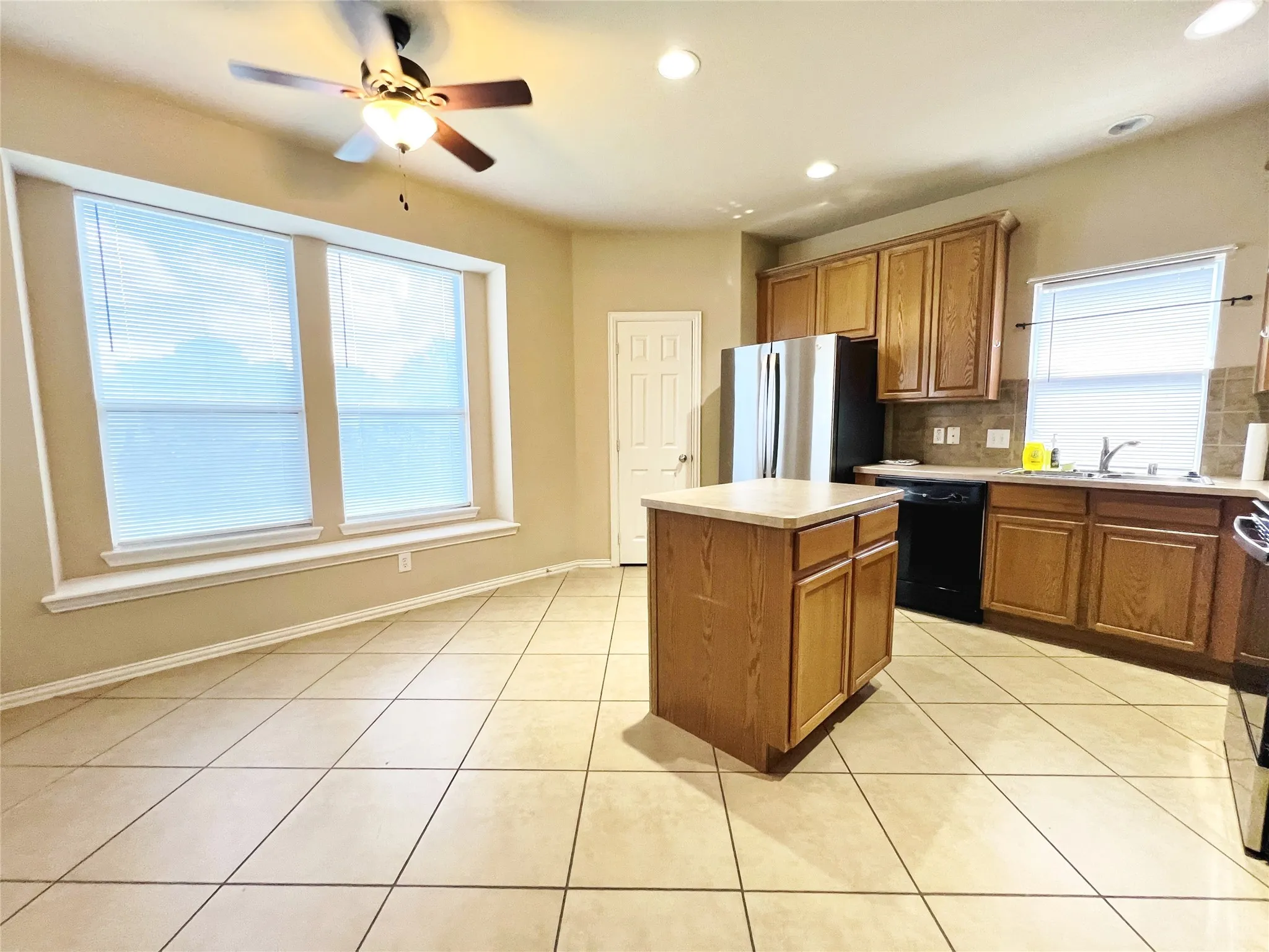 Single Family Residence For Rent in Tarrant County , 552 Kerry Street, Crowley, Texas 76036, 3 Bedroom, 2 Bathroom, 2 Garage spaces, 1,636 Sqft, built in 2005, mls#21299487, Real Estate Agent in Crowley, Homes For Rent in Tarrant county, Homes For Rent in Crowley, Realtor in Crowley Texas, Real Estate Brokerage Independent Realty Texas, Luminita Cordes Realtor