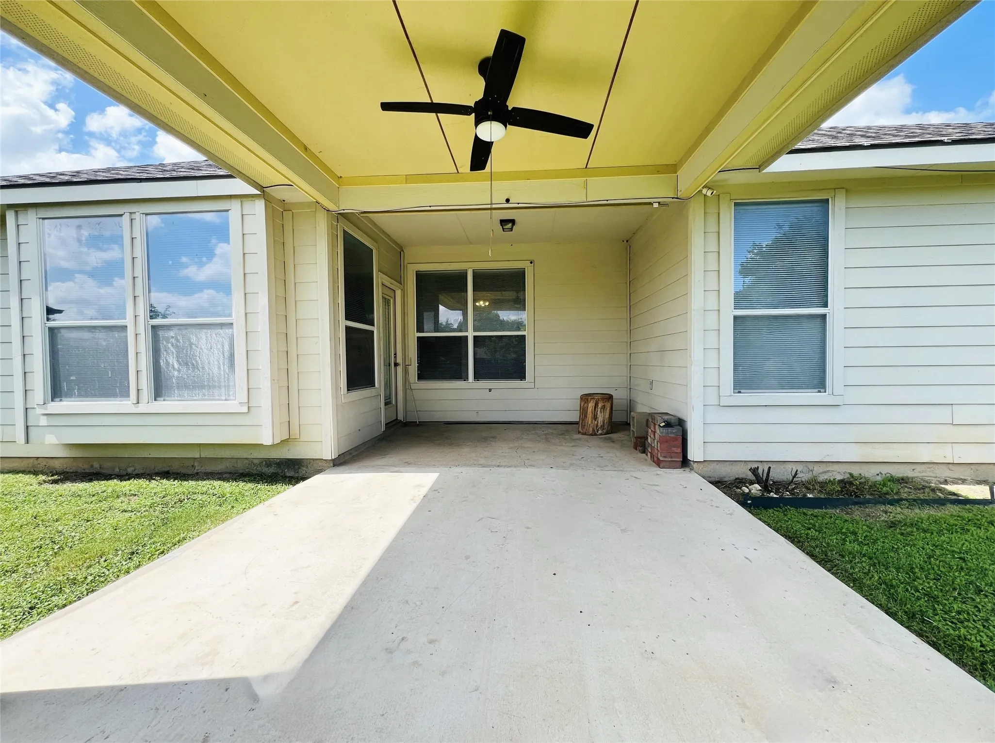 Single Family Residence For Rent in Tarrant County , 552 Kerry Street, Crowley, Texas 76036, 3 Bedroom, 2 Bathroom, 2 Garage spaces, 1,636 Sqft, built in 2005, mls#21299487, Real Estate Agent in Crowley, Homes For Rent in Tarrant county, Homes For Rent in Crowley, Realtor in Crowley Texas, Real Estate Brokerage Independent Realty Texas, Luminita Cordes Realtor