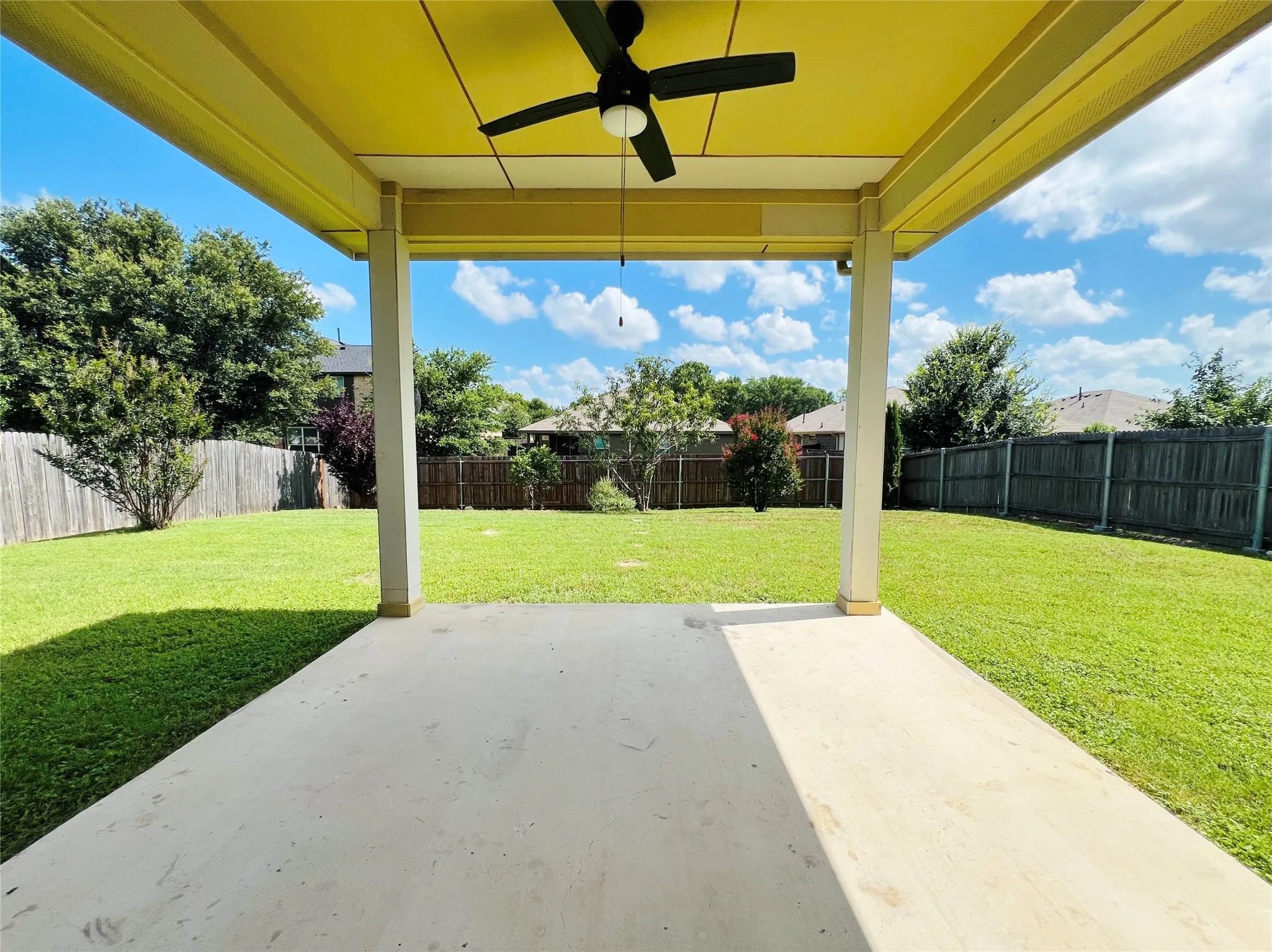 Single Family Residence For Rent in Tarrant County , 552 Kerry Street, Crowley, Texas 76036, 3 Bedroom, 2 Bathroom, 2 Garage spaces, 1,636 Sqft, built in 2005, mls#21299487, Real Estate Agent in Crowley, Homes For Rent in Tarrant county, Homes For Rent in Crowley, Realtor in Crowley Texas, Real Estate Brokerage Independent Realty Texas, Luminita Cordes Realtor