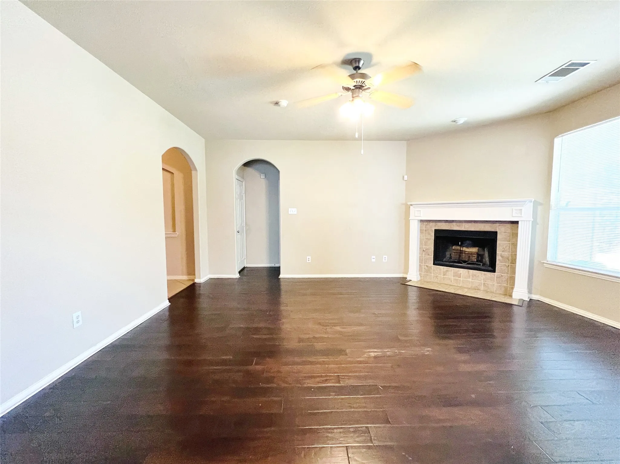 Single Family Residence For Rent in Tarrant County , 552 Kerry Street, Crowley, Texas 76036, 3 Bedroom, 2 Bathroom, 2 Garage spaces, 1,636 Sqft, built in 2005, mls#21299487, Real Estate Agent in Crowley, Homes For Rent in Tarrant county, Homes For Rent in Crowley, Realtor in Crowley Texas, Real Estate Brokerage Independent Realty Texas, Luminita Cordes Realtor