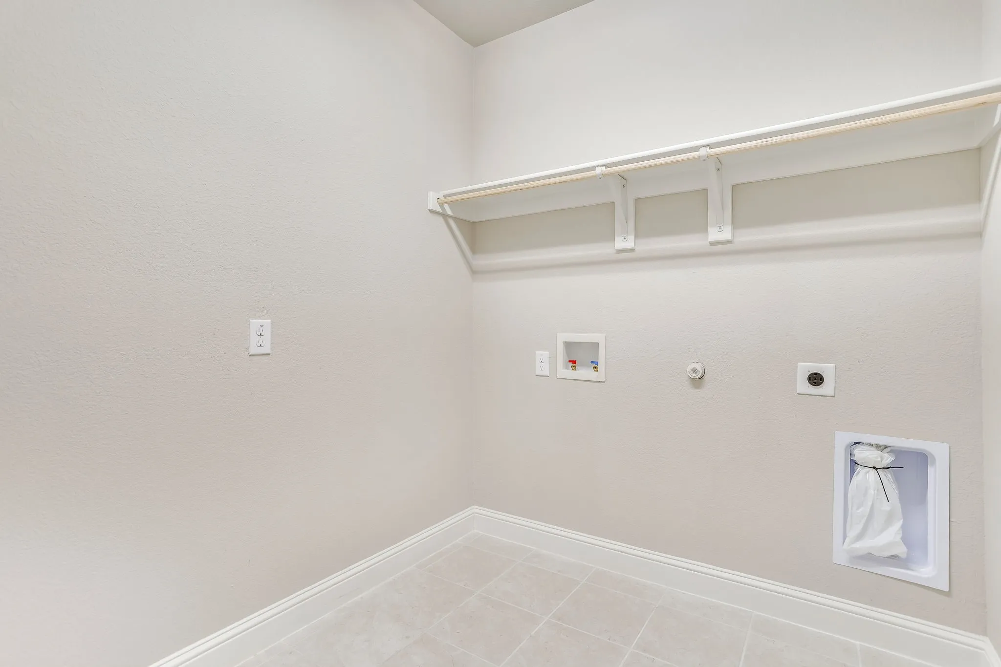 Single Family Residence For Sale in Johnson County , 131 Hawks Ridge Trail, Burleson, Texas 76028, 4 Bedroom, 2 Bathroom, 2 Garage spaces, 2,347 Sqft, built in 2020, mls#21295966, Real Estate Agent in Burleson, Homes For Sale in Johnson county, Homes For Sale in Burleson, Realtor in Burleson Texas, Real Estate Brokerage Independent Realty Texas, Luminita Cordes Realtor