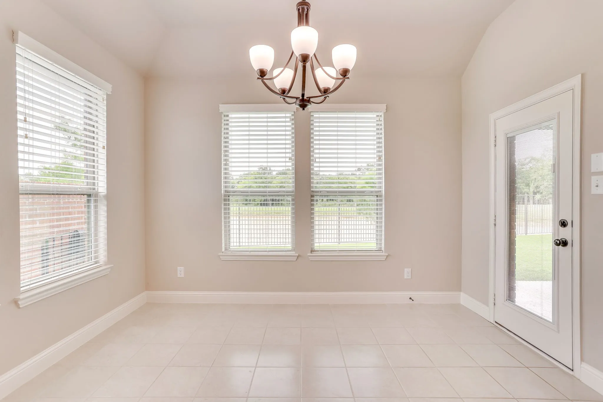 Single Family Residence For Sale in Johnson County , 131 Hawks Ridge Trail, Burleson, Texas 76028, 4 Bedroom, 2 Bathroom, 2 Garage spaces, 2,347 Sqft, built in 2020, mls#21295966, Real Estate Agent in Burleson, Homes For Sale in Johnson county, Homes For Sale in Burleson, Realtor in Burleson Texas, Real Estate Brokerage Independent Realty Texas, Luminita Cordes Realtor