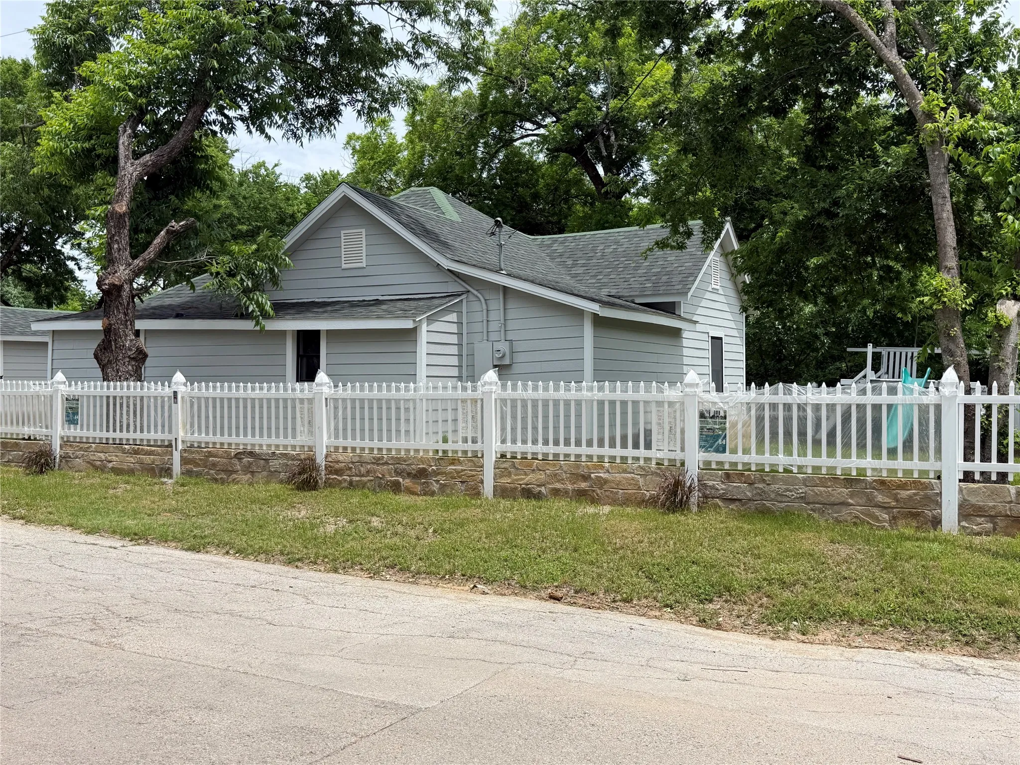 Single Family Residence For Sale in Johnson County , 701 Olive Street, Cleburne, Texas 76031, 4 Bedroom, 3 Bathroom, Garage spaces, 1,308 Sqft, built in 1940, mls#21226935, Real Estate Agent in Cleburne, Homes For Sale in Johnson county, Homes For Sale in Cleburne, Realtor in Cleburne Texas, Real Estate Brokerage Independent Realty Texas, Luminita Cordes Realtor