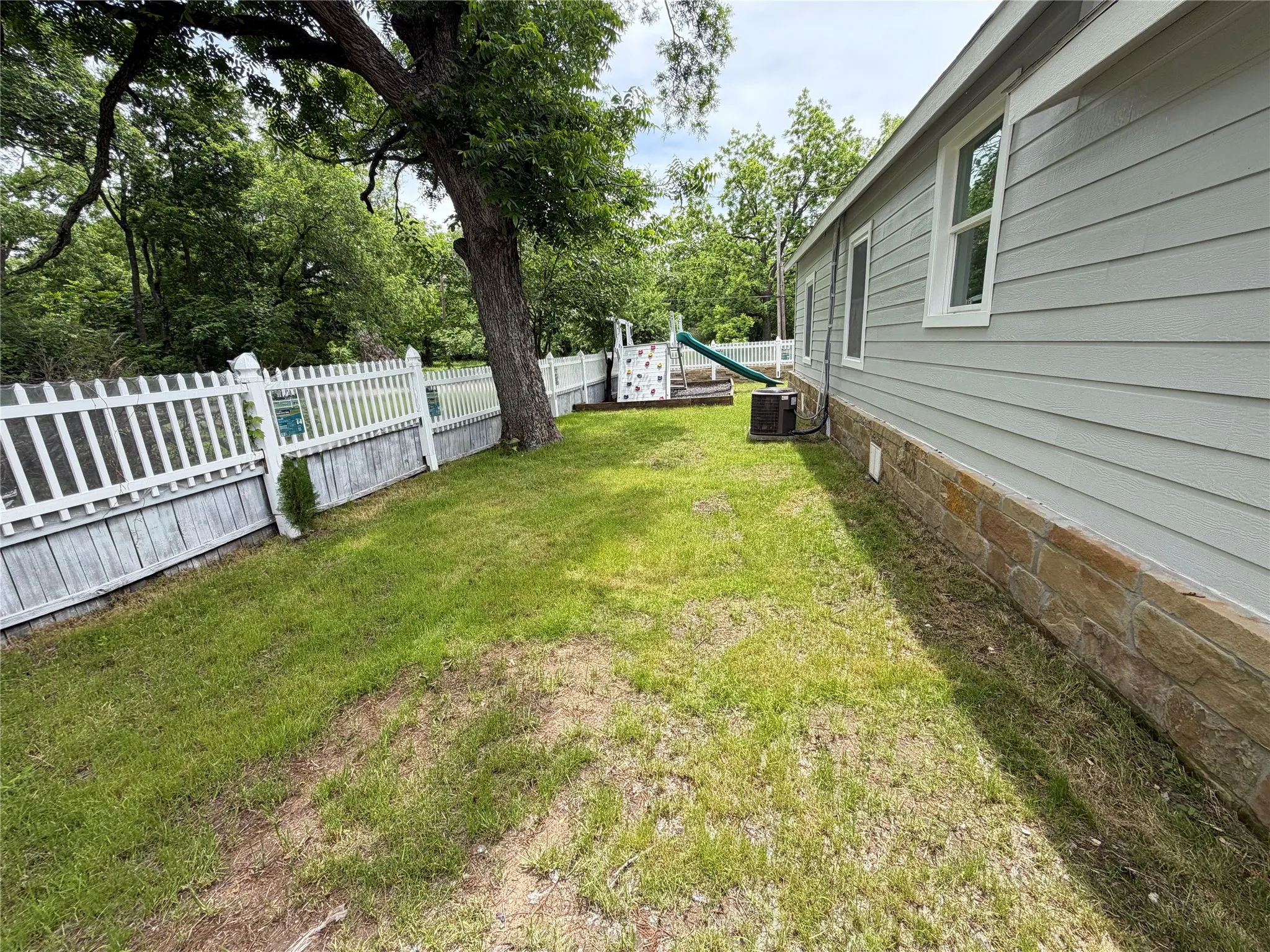 Single Family Residence For Sale in Johnson County , 701 Olive Street, Cleburne, Texas 76031, 4 Bedroom, 3 Bathroom, Garage spaces, 1,308 Sqft, built in 1940, mls#21226935, Real Estate Agent in Cleburne, Homes For Sale in Johnson county, Homes For Sale in Cleburne, Realtor in Cleburne Texas, Real Estate Brokerage Independent Realty Texas, Luminita Cordes Realtor