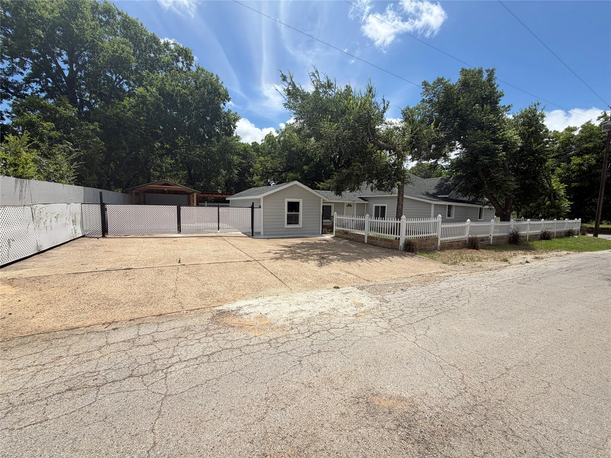 Single Family Residence For Sale in Johnson County , 701 Olive Street, Cleburne, Texas 76031, 4 Bedroom, 3 Bathroom, Garage spaces, 1,308 Sqft, built in 1940, mls#21226935, Real Estate Agent in Cleburne, Homes For Sale in Johnson county, Homes For Sale in Cleburne, Realtor in Cleburne Texas, Real Estate Brokerage Independent Realty Texas, Luminita Cordes Realtor