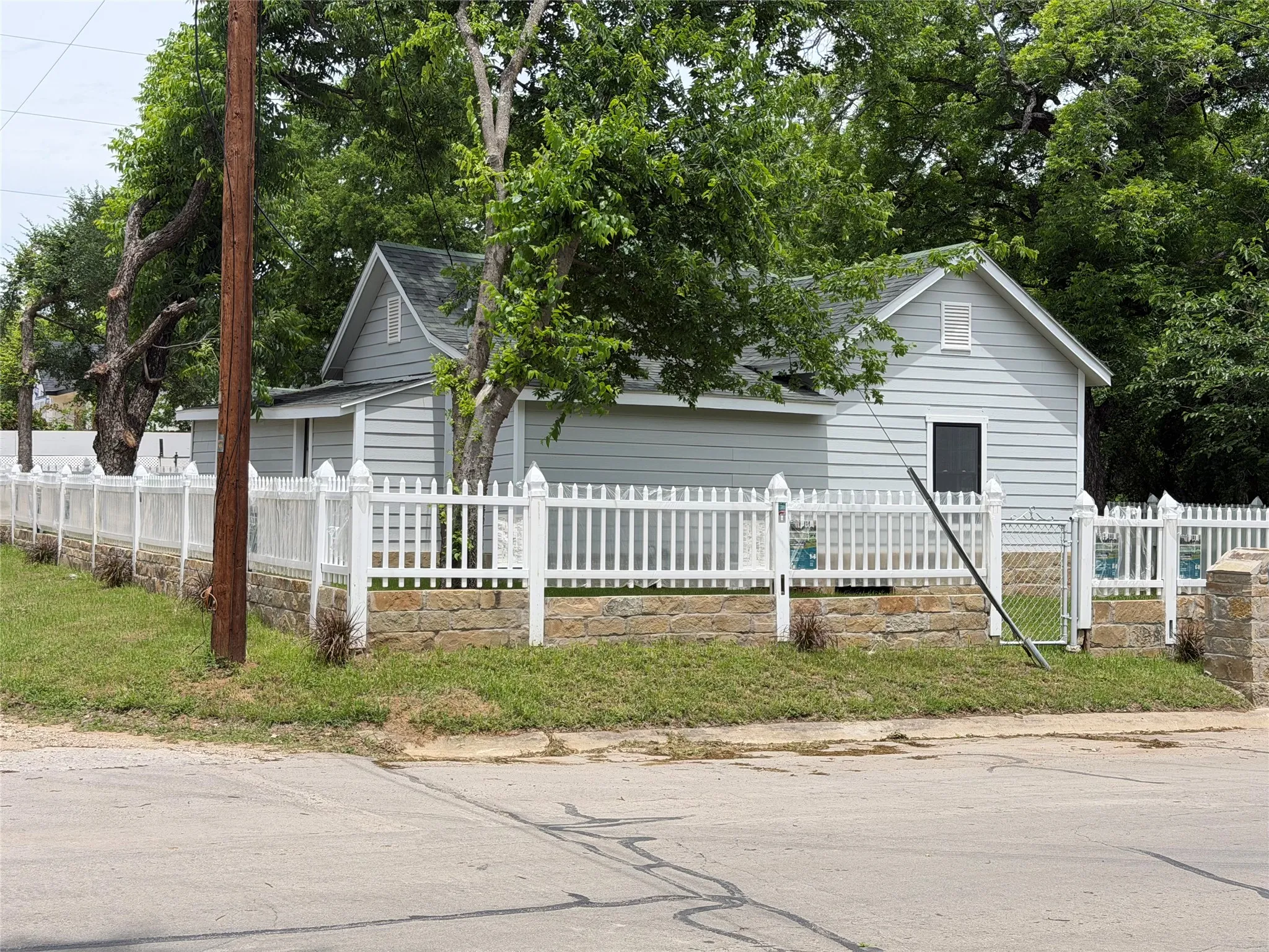 Single Family Residence For Sale in Johnson County , 701 Olive Street, Cleburne, Texas 76031, 4 Bedroom, 3 Bathroom, Garage spaces, 1,308 Sqft, built in 1940, mls#21226935, Real Estate Agent in Cleburne, Homes For Sale in Johnson county, Homes For Sale in Cleburne, Realtor in Cleburne Texas, Real Estate Brokerage Independent Realty Texas, Luminita Cordes Realtor