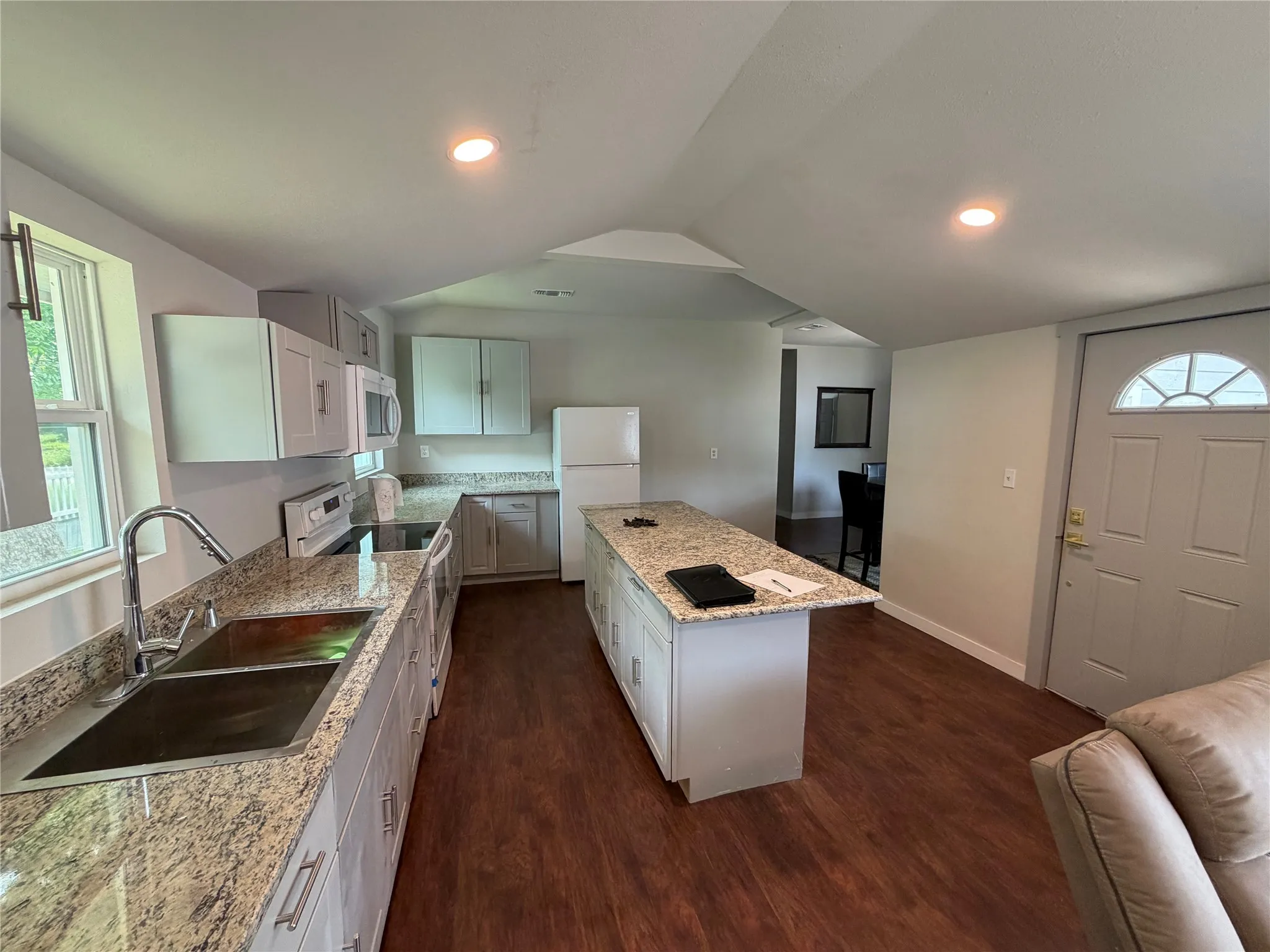 Single Family Residence For Sale in Johnson County , 701 Olive Street, Cleburne, Texas 76031, 4 Bedroom, 3 Bathroom, Garage spaces, 1,308 Sqft, built in 1940, mls#21226935, Real Estate Agent in Cleburne, Homes For Sale in Johnson county, Homes For Sale in Cleburne, Realtor in Cleburne Texas, Real Estate Brokerage Independent Realty Texas, Luminita Cordes Realtor