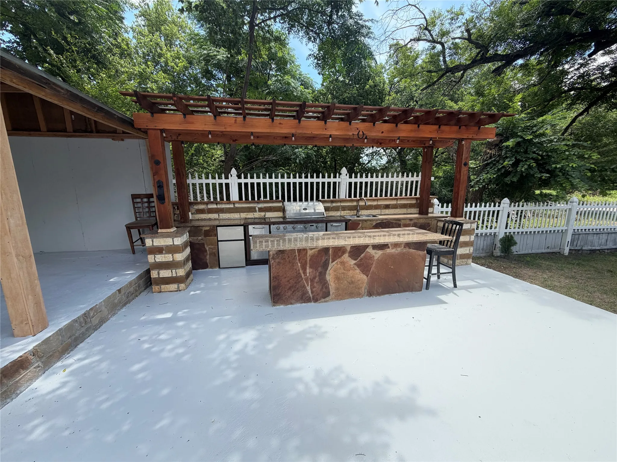Single Family Residence For Sale in Johnson County , 701 Olive Street, Cleburne, Texas 76031, 4 Bedroom, 3 Bathroom, Garage spaces, 1,308 Sqft, built in 1940, mls#21226935, Real Estate Agent in Cleburne, Homes For Sale in Johnson county, Homes For Sale in Cleburne, Realtor in Cleburne Texas, Real Estate Brokerage Independent Realty Texas, Luminita Cordes Realtor