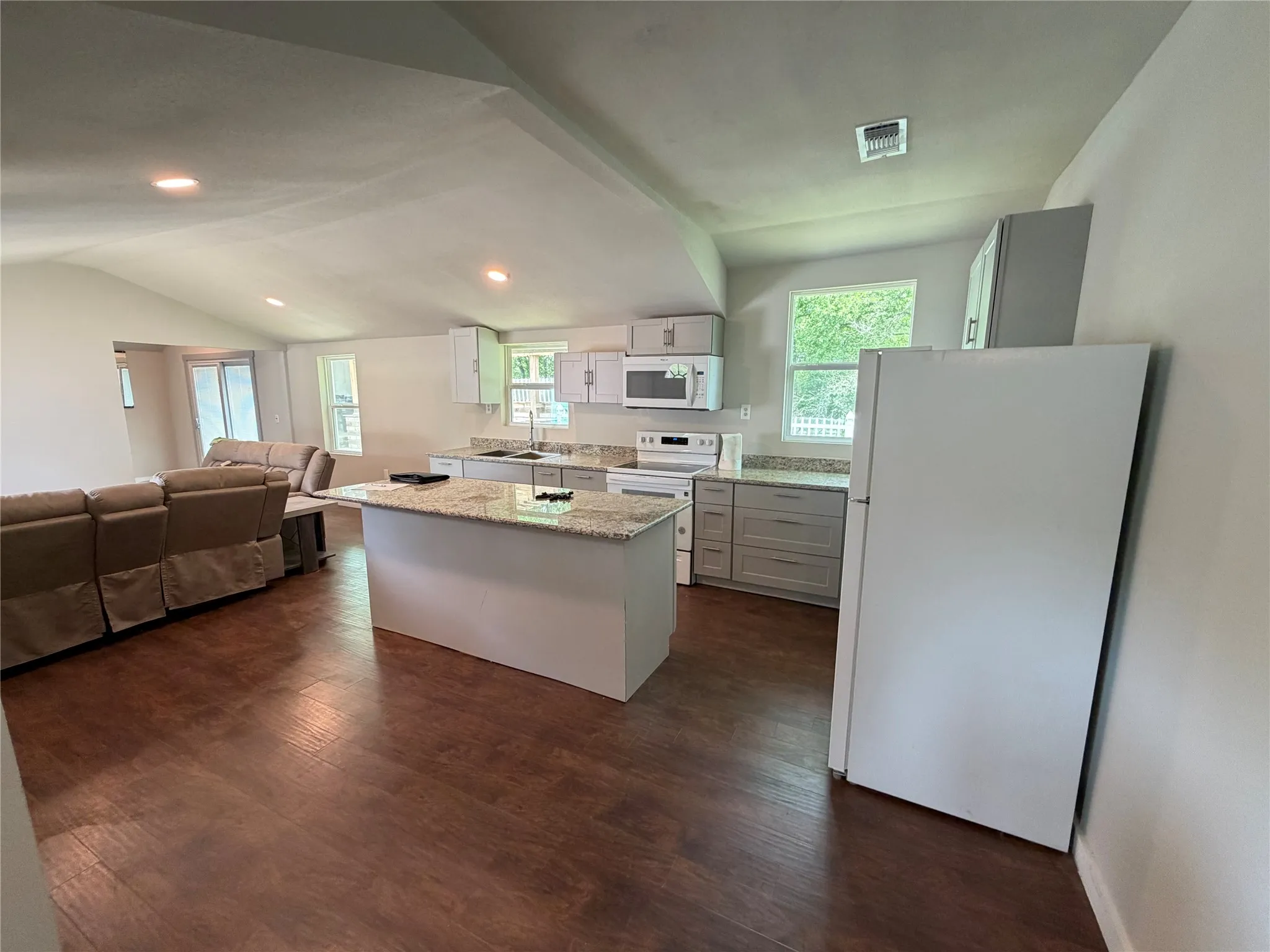 Single Family Residence For Sale in Johnson County , 701 Olive Street, Cleburne, Texas 76031, 4 Bedroom, 3 Bathroom, Garage spaces, 1,308 Sqft, built in 1940, mls#21226935, Real Estate Agent in Cleburne, Homes For Sale in Johnson county, Homes For Sale in Cleburne, Realtor in Cleburne Texas, Real Estate Brokerage Independent Realty Texas, Luminita Cordes Realtor