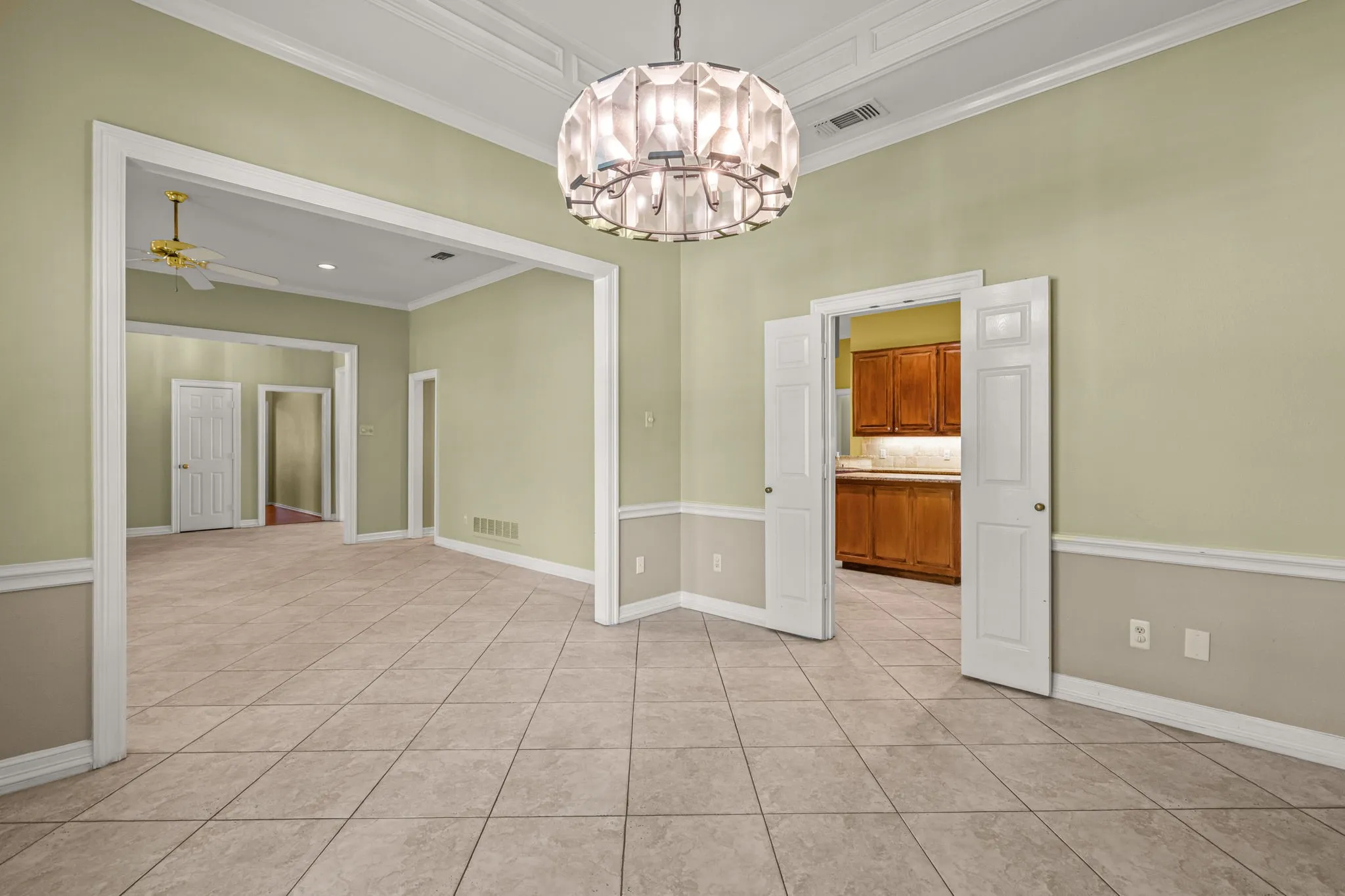 Single Family Residence For Sale in Tarrant County , 308 Southridge Lakes Parkway, Southlake, Texas 76092, 4 Bedroom, 3 Bathroom, 2 Garage spaces, 2,805 Sqft, built in 1990, mls#21296081, Real Estate Agent in Southlake, Homes For Sale in Tarrant county, Homes For Sale in Southlake, Realtor in Southlake Texas, Real Estate Brokerage Independent Realty Texas, Luminita Cordes Realtor