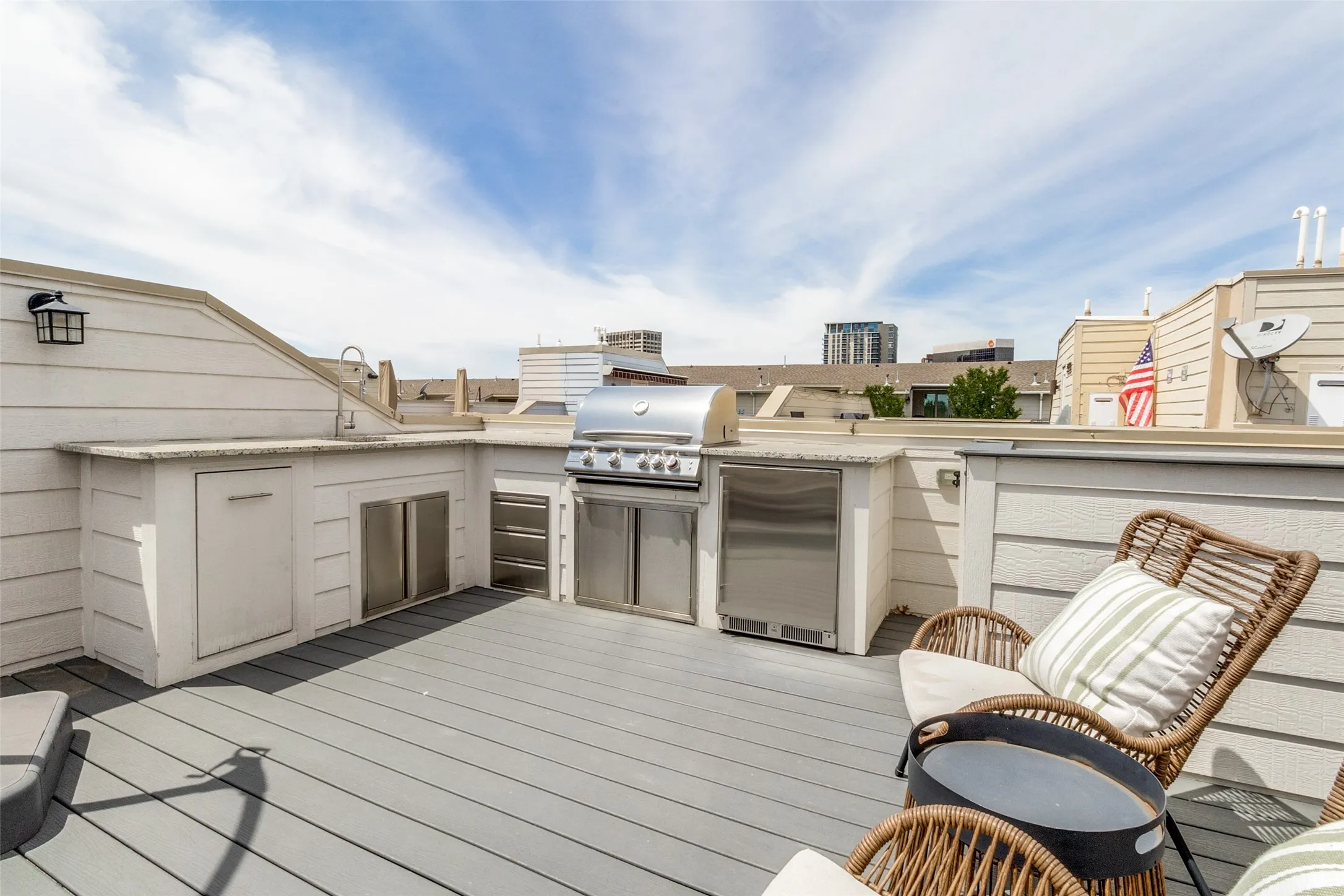 Condominium For Sale in Dallas County , 2411 N Hall Street 31, Dallas, Texas 75204, 2 Bedroom, 3 Bathroom, 2 Garage spaces, 1,810 Sqft, built in 2006, mls#21295774, Real Estate Agent in Dallas, Homes For Sale in Dallas county, Homes For Sale in Dallas, Realtor in Dallas Texas, Real Estate Brokerage Independent Realty Texas, Luminita Cordes Realtor