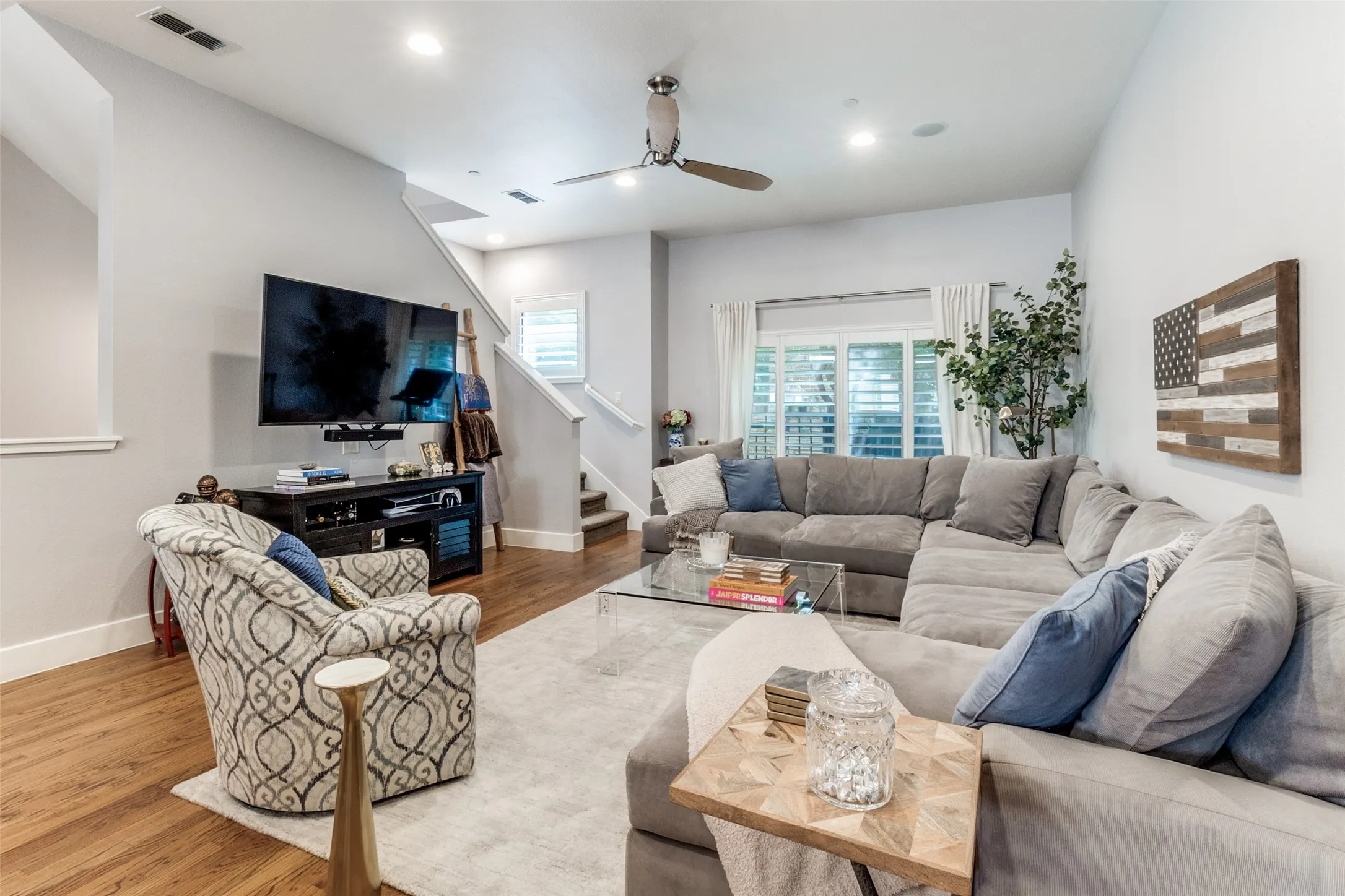 Condominium For Sale in Dallas County , 2411 N Hall Street 31, Dallas, Texas 75204, 2 Bedroom, 3 Bathroom, 2 Garage spaces, 1,810 Sqft, built in 2006, mls#21295774, Real Estate Agent in Dallas, Homes For Sale in Dallas county, Homes For Sale in Dallas, Realtor in Dallas Texas, Real Estate Brokerage Independent Realty Texas, Luminita Cordes Realtor