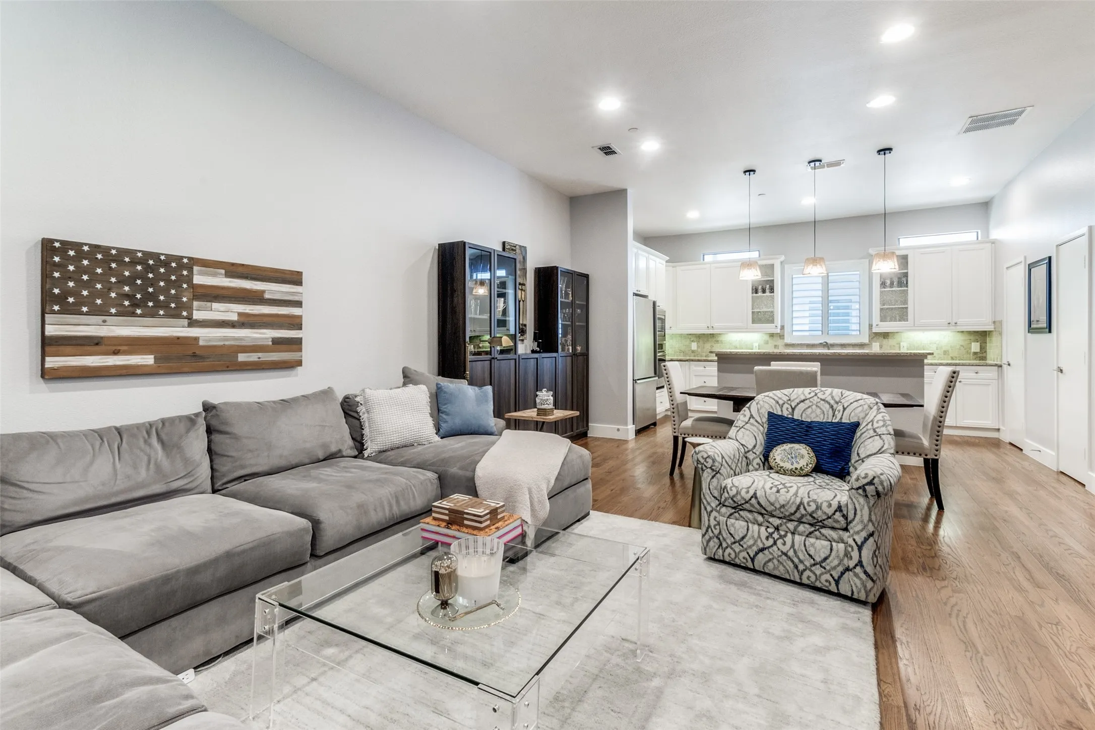Condominium For Sale in Dallas County , 2411 N Hall Street 31, Dallas, Texas 75204, 2 Bedroom, 3 Bathroom, 2 Garage spaces, 1,810 Sqft, built in 2006, mls#21295774, Real Estate Agent in Dallas, Homes For Sale in Dallas county, Homes For Sale in Dallas, Realtor in Dallas Texas, Real Estate Brokerage Independent Realty Texas, Luminita Cordes Realtor