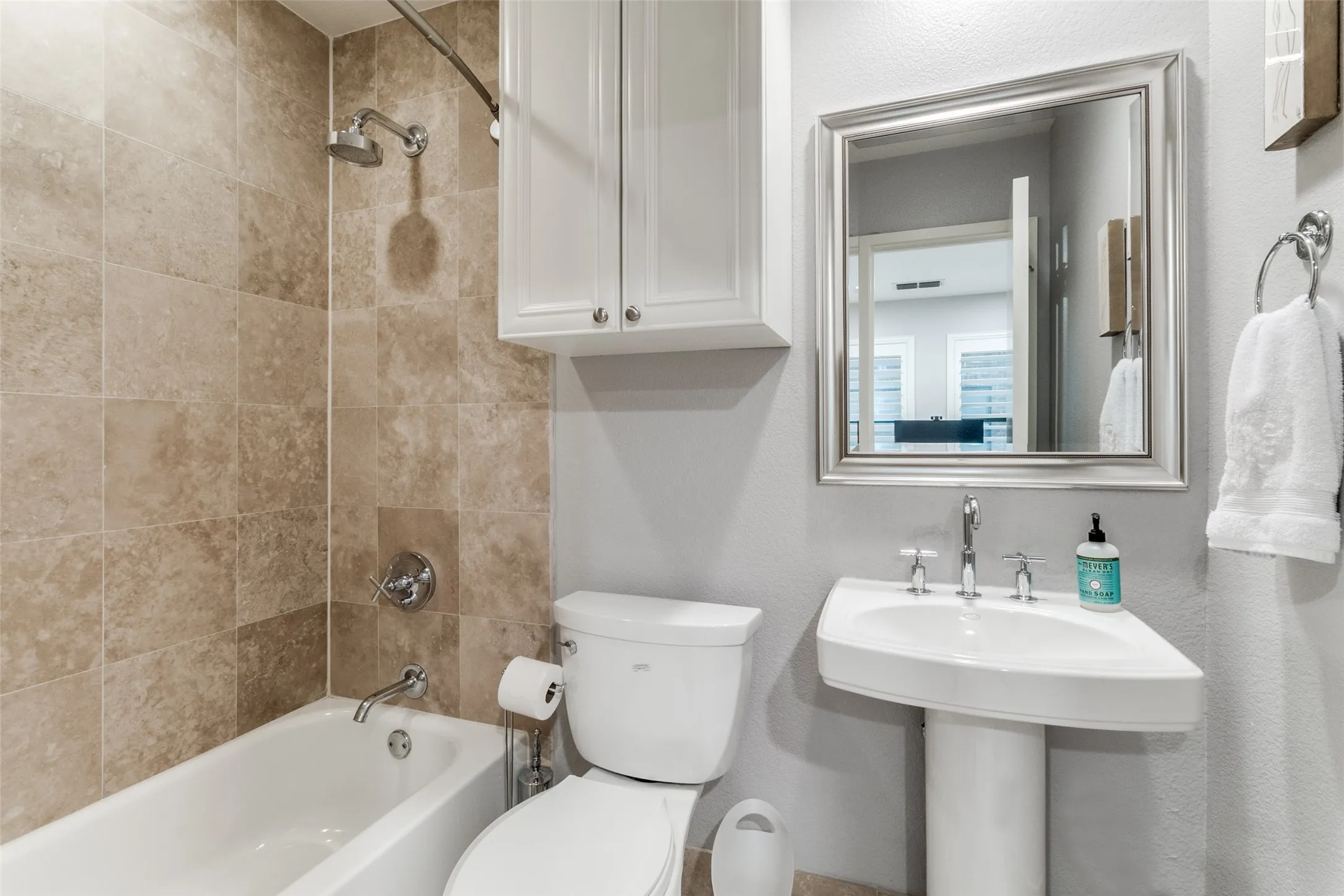 Condominium For Sale in Dallas County , 2411 N Hall Street 31, Dallas, Texas 75204, 2 Bedroom, 3 Bathroom, 2 Garage spaces, 1,810 Sqft, built in 2006, mls#21295774, Real Estate Agent in Dallas, Homes For Sale in Dallas county, Homes For Sale in Dallas, Realtor in Dallas Texas, Real Estate Brokerage Independent Realty Texas, Luminita Cordes Realtor