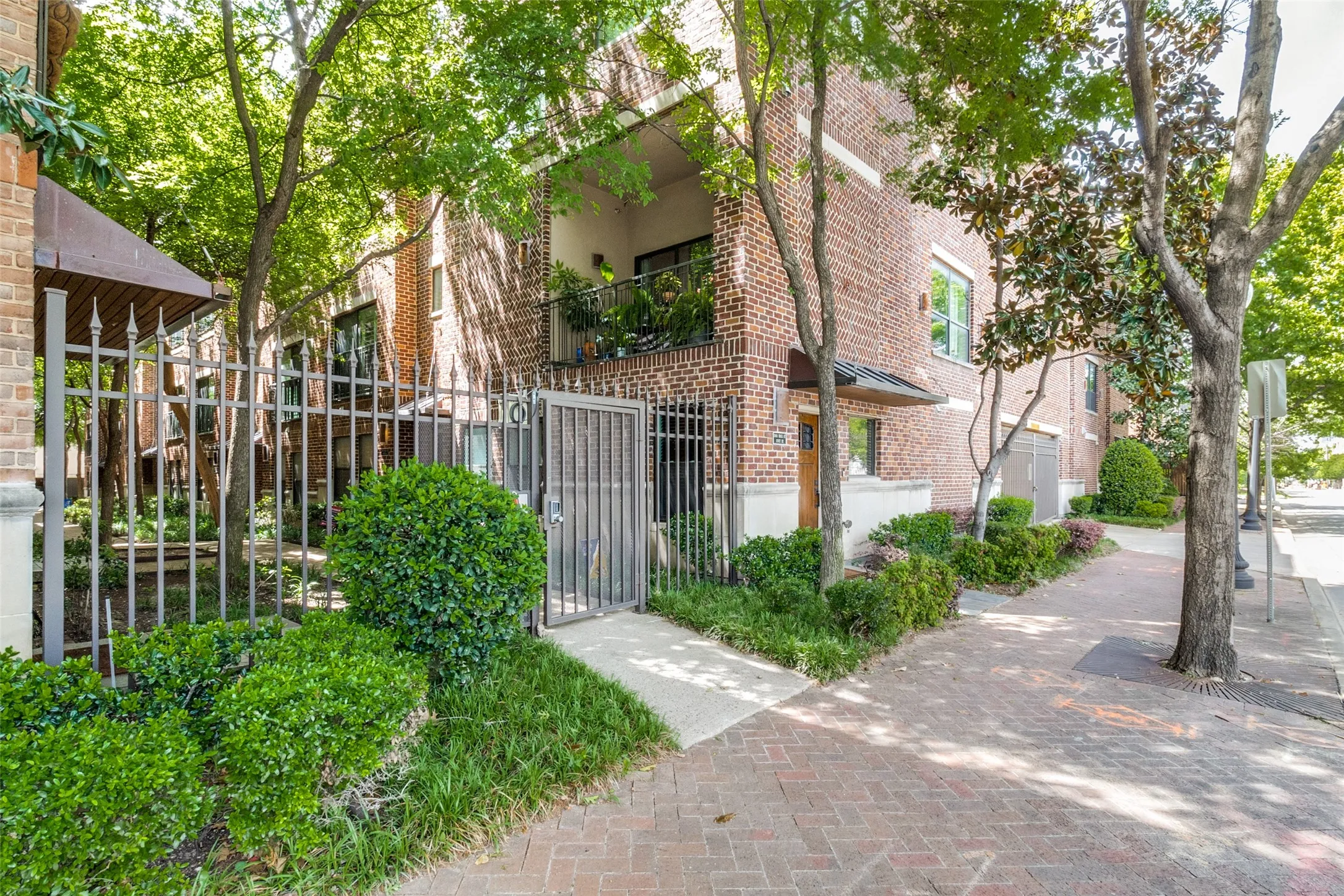 Condominium For Sale in Dallas County , 2411 N Hall Street 31, Dallas, Texas 75204, 2 Bedroom, 3 Bathroom, 2 Garage spaces, 1,810 Sqft, built in 2006, mls#21295774, Real Estate Agent in Dallas, Homes For Sale in Dallas county, Homes For Sale in Dallas, Realtor in Dallas Texas, Real Estate Brokerage Independent Realty Texas, Luminita Cordes Realtor