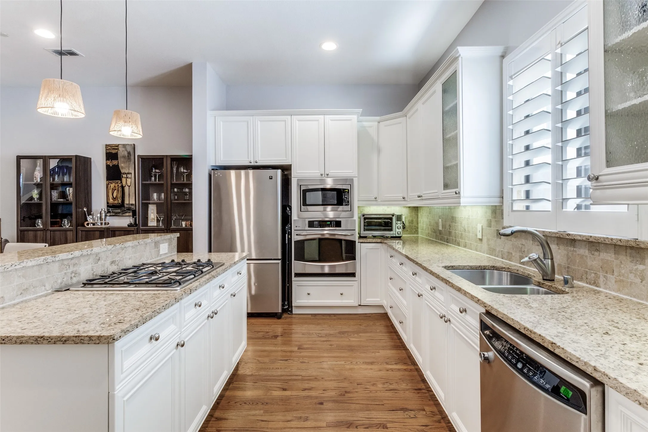 Condominium For Sale in Dallas County , 2411 N Hall Street 31, Dallas, Texas 75204, 2 Bedroom, 3 Bathroom, 2 Garage spaces, 1,810 Sqft, built in 2006, mls#21295774, Real Estate Agent in Dallas, Homes For Sale in Dallas county, Homes For Sale in Dallas, Realtor in Dallas Texas, Real Estate Brokerage Independent Realty Texas, Luminita Cordes Realtor