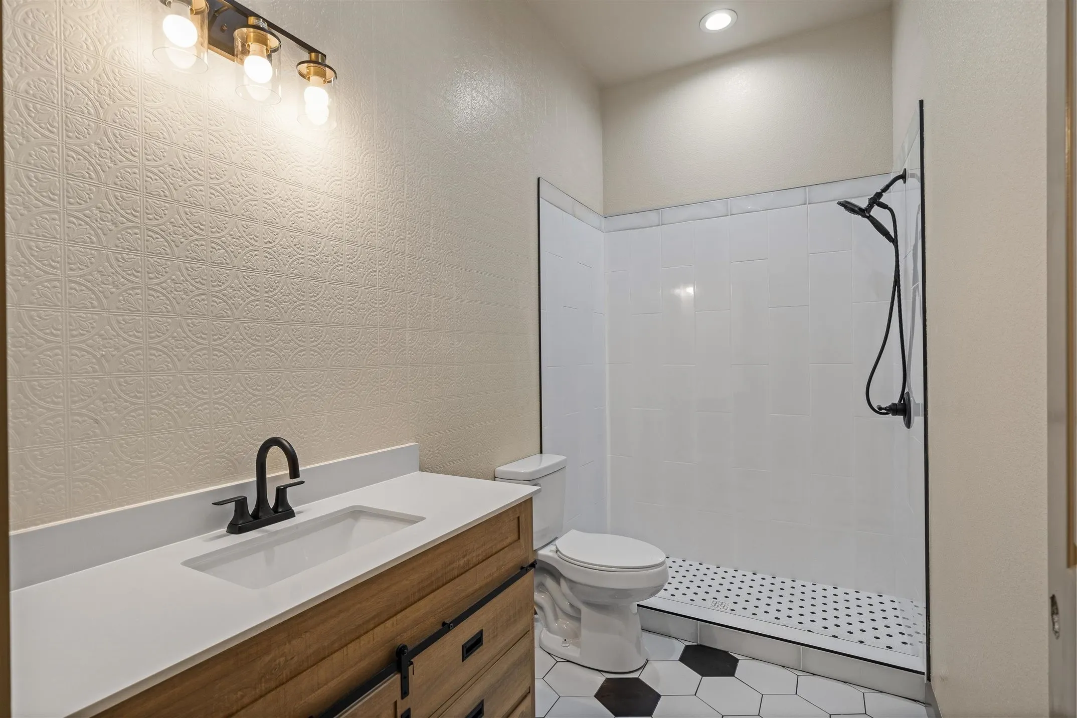 Single Family Residence For Sale in Van Zandt County , 412 Vz County Road 1413, Van, Texas 75790, 5 Bedroom, 4 Bathroom, 3 Garage spaces, 4,815 Sqft, built in 2023, mls#21299080, Real Estate Agent in Van, Homes For Sale in Van Zandt county, Homes For Sale in Van, Realtor in Van Texas, Real Estate Brokerage Independent Realty Texas, Luminita Cordes Realtor