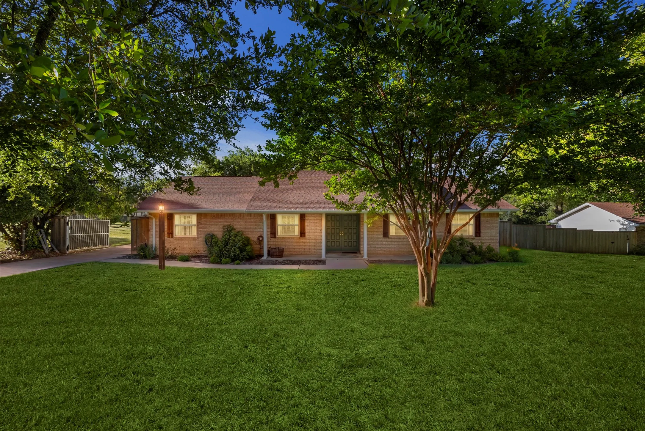 Single Family Residence For Sale in Ellis County , 103 Cedar Drive, Oak Leaf, Texas 75154, 3 Bedroom, 2 Bathroom, 2 Garage spaces, 2,594 Sqft, built in 1972, mls#21294986, Real Estate Agent in Oak Leaf, Homes For Sale in Ellis county, Homes For Sale in Oak Leaf, Realtor in Oak Leaf Texas, Real Estate Brokerage Independent Realty Texas, Luminita Cordes Realtor
