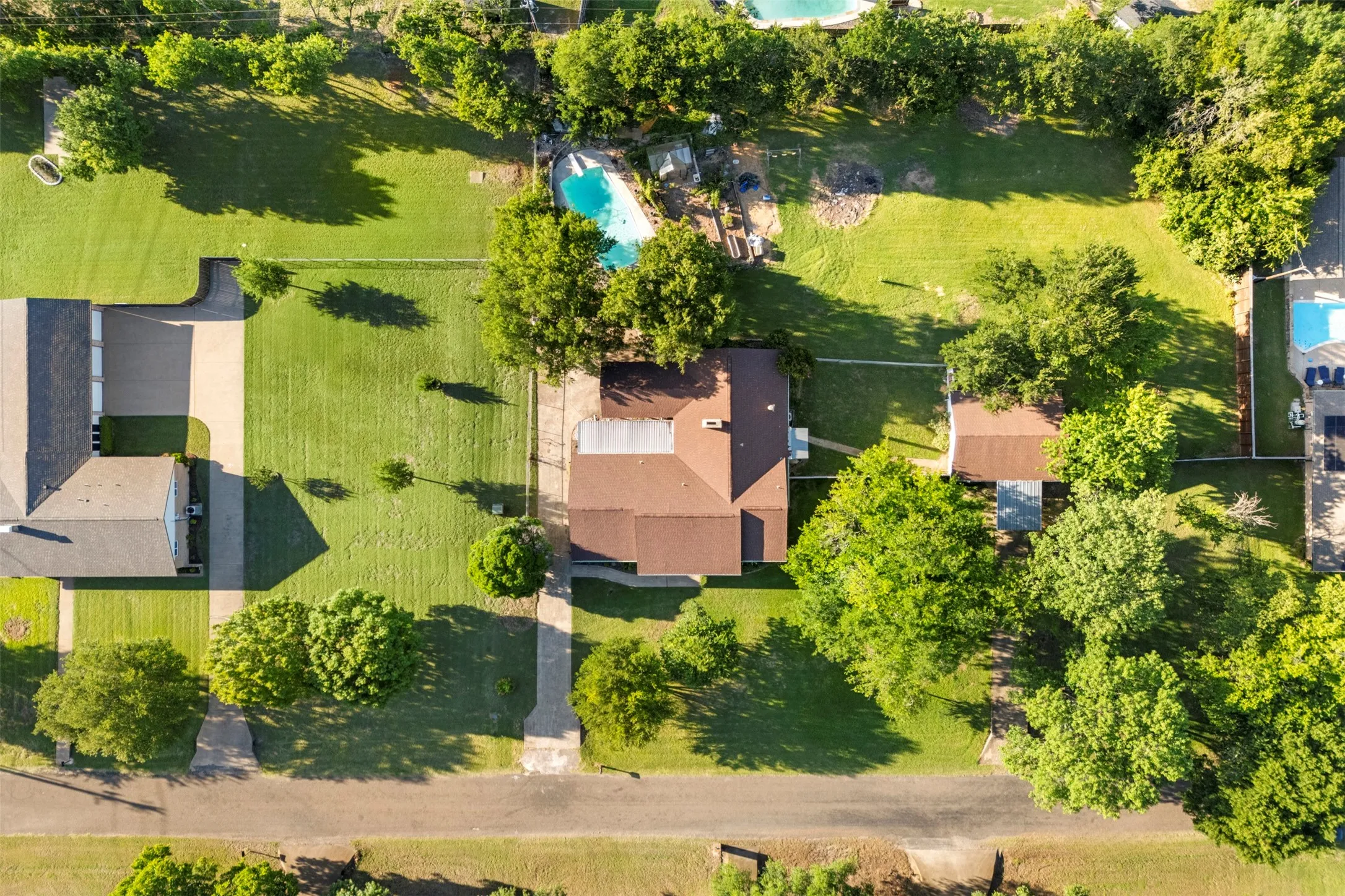 Single Family Residence For Sale in Ellis County , 103 Cedar Drive, Oak Leaf, Texas 75154, 3 Bedroom, 2 Bathroom, 2 Garage spaces, 2,594 Sqft, built in 1972, mls#21294986, Real Estate Agent in Oak Leaf, Homes For Sale in Ellis county, Homes For Sale in Oak Leaf, Realtor in Oak Leaf Texas, Real Estate Brokerage Independent Realty Texas, Luminita Cordes Realtor