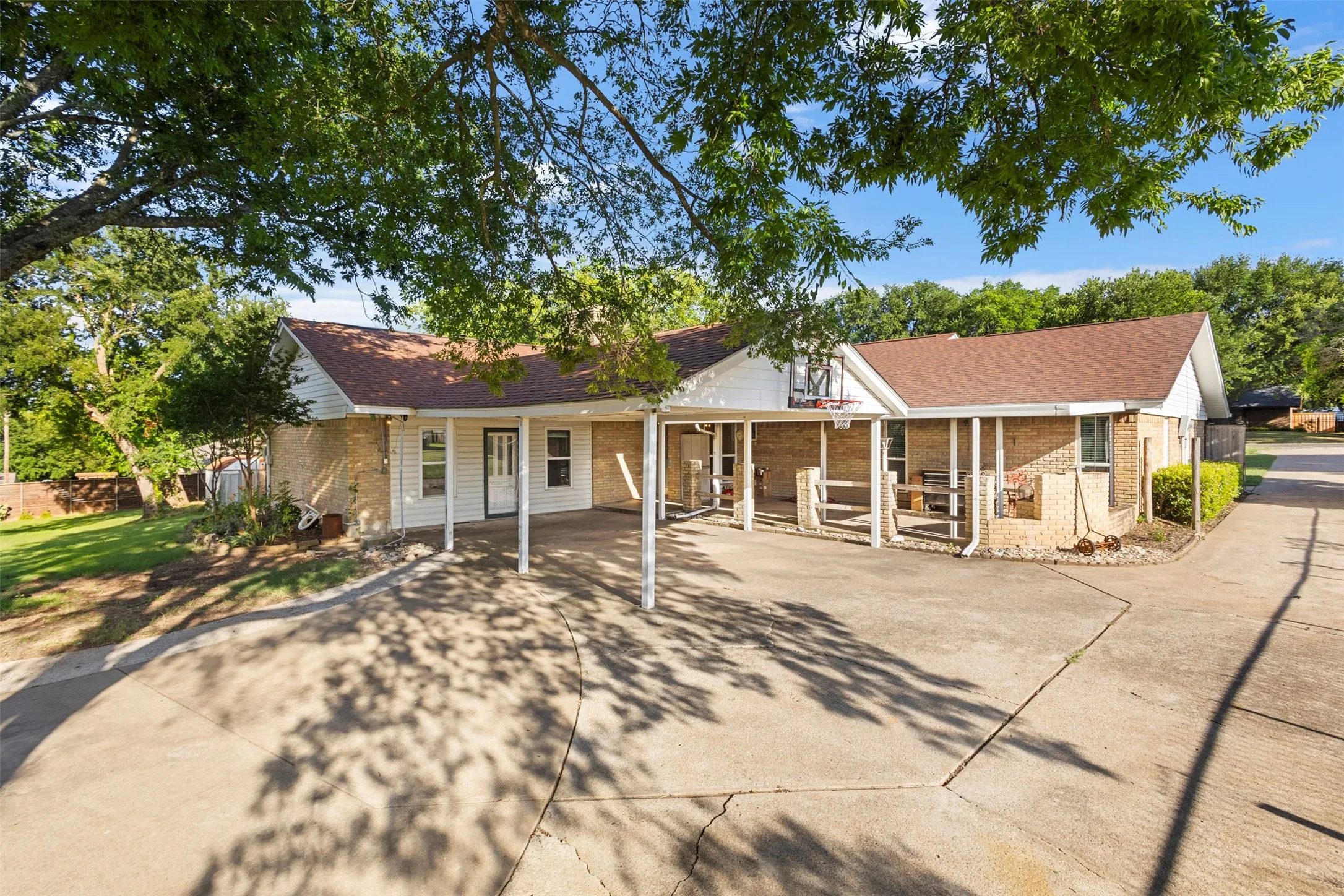 Carport and large covered back porch!