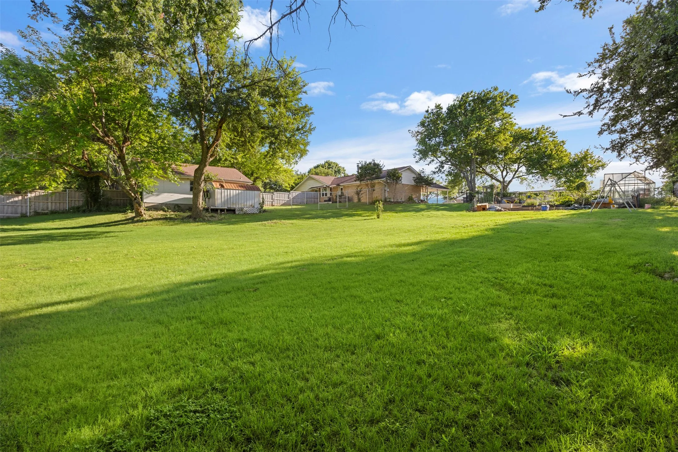 Single Family Residence For Sale in Ellis County , 103 Cedar Drive, Oak Leaf, Texas 75154, 3 Bedroom, 2 Bathroom, 2 Garage spaces, 2,594 Sqft, built in 1972, mls#21294986, Real Estate Agent in Oak Leaf, Homes For Sale in Ellis county, Homes For Sale in Oak Leaf, Realtor in Oak Leaf Texas, Real Estate Brokerage Independent Realty Texas, Luminita Cordes Realtor