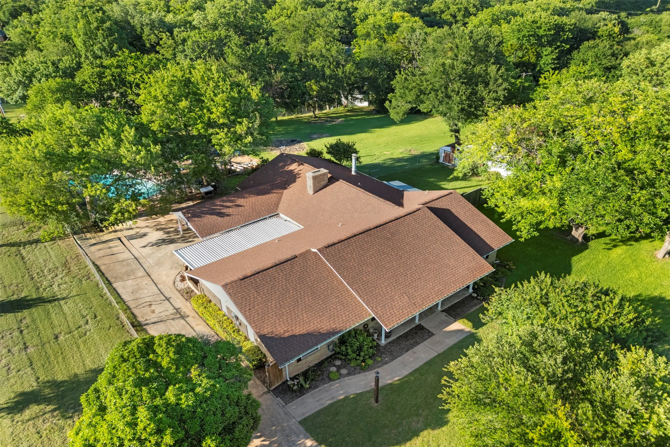 Single Family Residence For Sale in Ellis County , 103 Cedar Drive, Oak Leaf, Texas 75154, 3 Bedroom, 2 Bathroom, 2 Garage spaces, 2,594 Sqft, built in 1972, mls#21294986, Real Estate Agent in Oak Leaf, Homes For Sale in Ellis county, Homes For Sale in Oak Leaf, Realtor in Oak Leaf Texas, Real Estate Brokerage Independent Realty Texas, Luminita Cordes Realtor