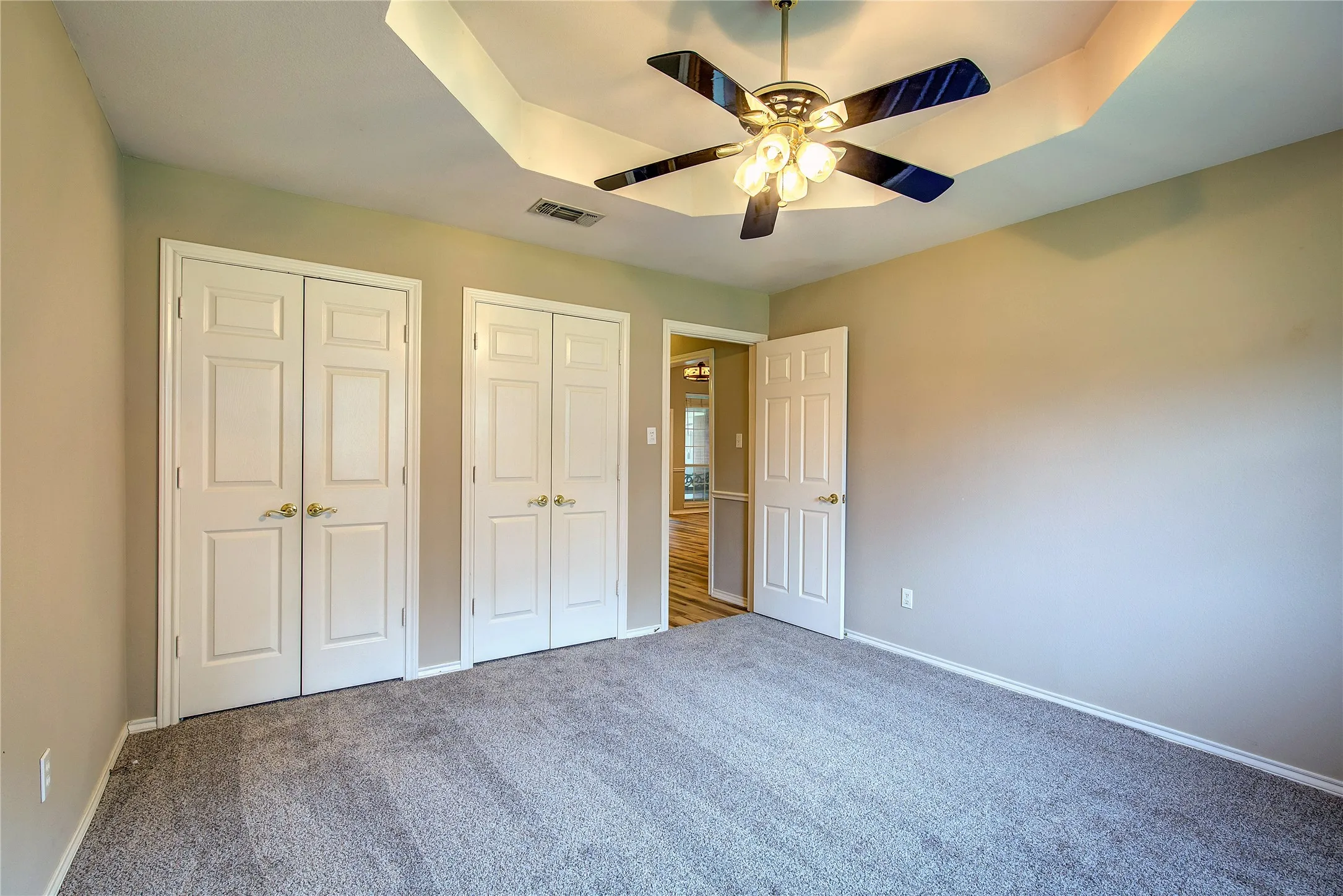 Single Family Residence For Sale in Hunt County , 900 River Oaks Drive, Greenville, Texas 75402, 3 Bedroom, 2 Bathroom, 5 Garage spaces, 1,990 Sqft, built in 1992, mls#21297156, Real Estate Agent in Greenville, Homes For Sale in Hunt county, Homes For Sale in Greenville, Realtor in Greenville Texas, Real Estate Brokerage Independent Realty Texas, Luminita Cordes Realtor