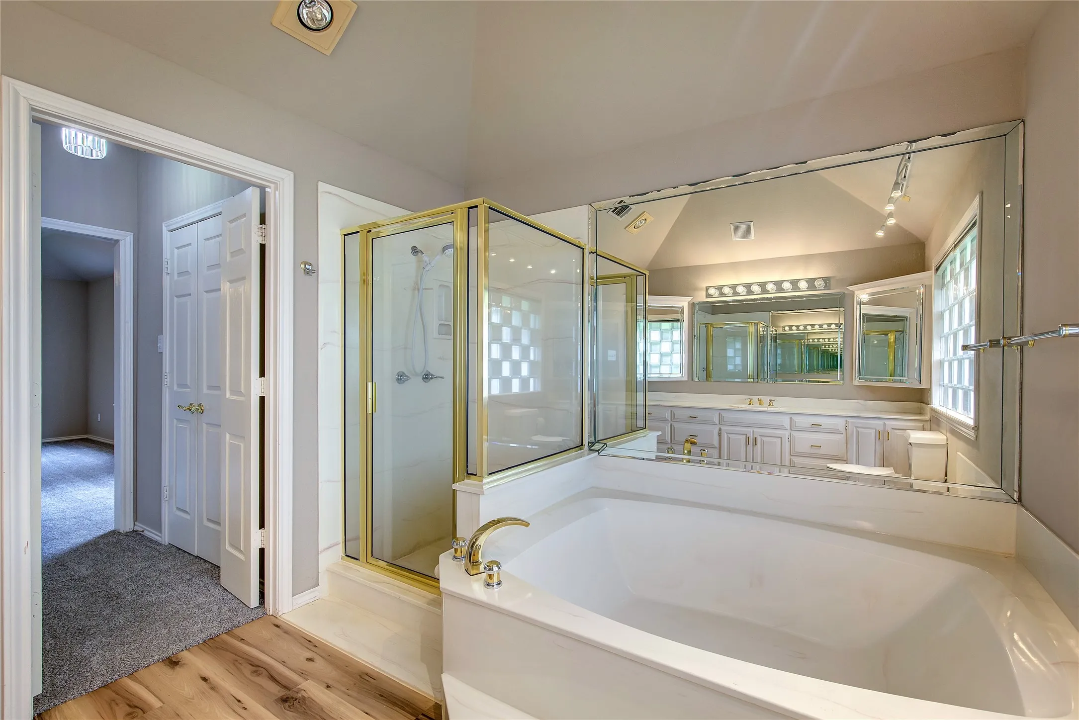 Single Family Residence For Sale in Hunt County , 900 River Oaks Drive, Greenville, Texas 75402, 3 Bedroom, 2 Bathroom, 5 Garage spaces, 1,990 Sqft, built in 1992, mls#21297156, Real Estate Agent in Greenville, Homes For Sale in Hunt county, Homes For Sale in Greenville, Realtor in Greenville Texas, Real Estate Brokerage Independent Realty Texas, Luminita Cordes Realtor