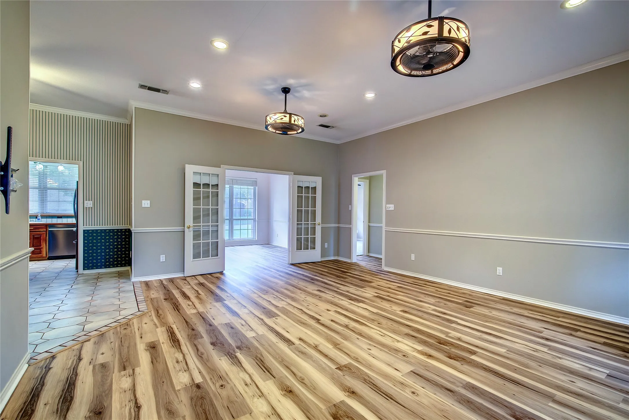 Single Family Residence For Sale in Hunt County , 900 River Oaks Drive, Greenville, Texas 75402, 3 Bedroom, 2 Bathroom, 5 Garage spaces, 1,990 Sqft, built in 1992, mls#21297156, Real Estate Agent in Greenville, Homes For Sale in Hunt county, Homes For Sale in Greenville, Realtor in Greenville Texas, Real Estate Brokerage Independent Realty Texas, Luminita Cordes Realtor