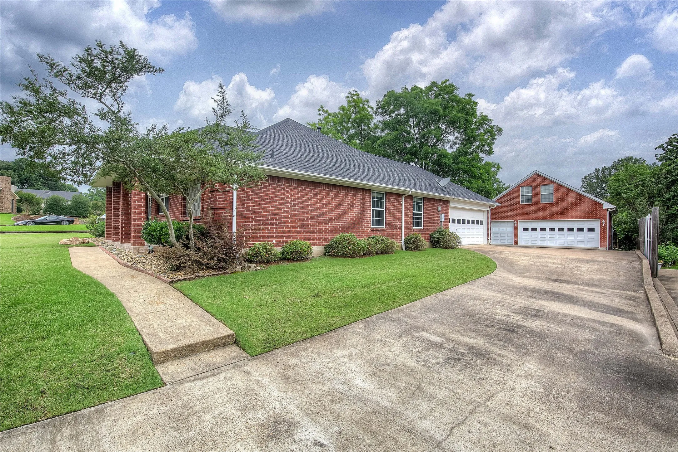 Single Family Residence For Sale in Hunt County , 900 River Oaks Drive, Greenville, Texas 75402, 3 Bedroom, 2 Bathroom, 5 Garage spaces, 1,990 Sqft, built in 1992, mls#21297156, Real Estate Agent in Greenville, Homes For Sale in Hunt county, Homes For Sale in Greenville, Realtor in Greenville Texas, Real Estate Brokerage Independent Realty Texas, Luminita Cordes Realtor