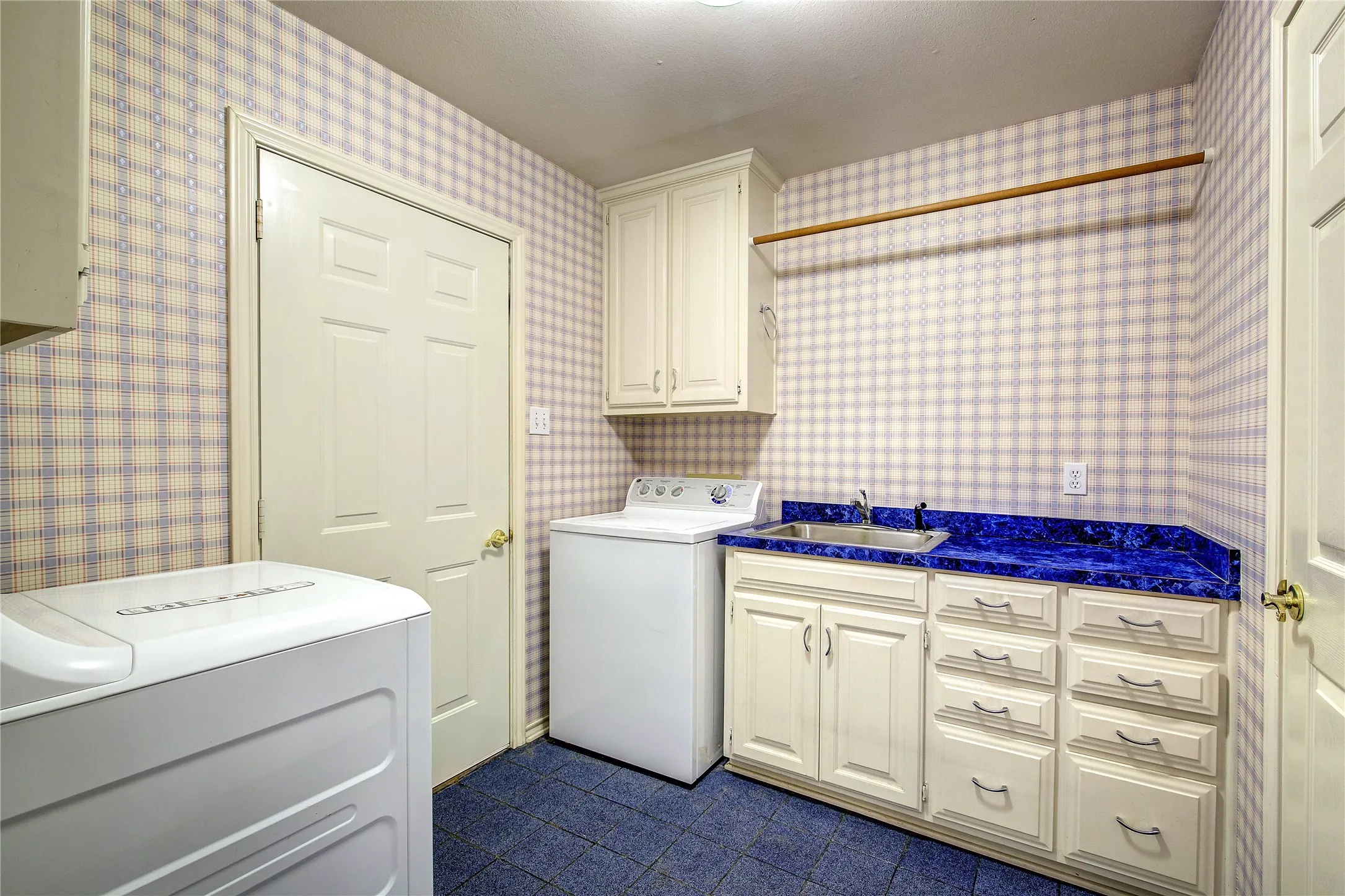 Single Family Residence For Sale in Hunt County , 900 River Oaks Drive, Greenville, Texas 75402, 3 Bedroom, 2 Bathroom, 5 Garage spaces, 1,990 Sqft, built in 1992, mls#21297156, Real Estate Agent in Greenville, Homes For Sale in Hunt county, Homes For Sale in Greenville, Realtor in Greenville Texas, Real Estate Brokerage Independent Realty Texas, Luminita Cordes Realtor