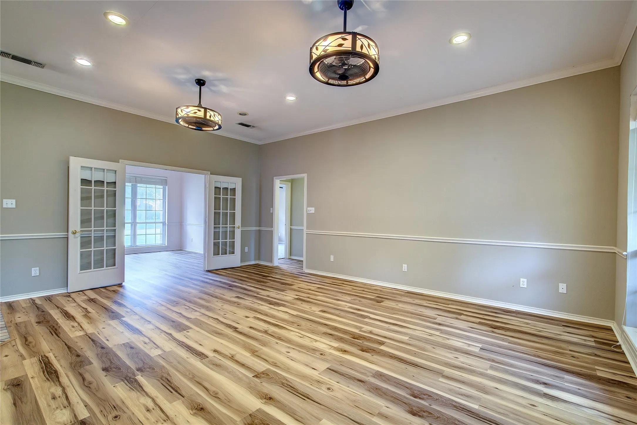 Single Family Residence For Sale in Hunt County , 900 River Oaks Drive, Greenville, Texas 75402, 3 Bedroom, 2 Bathroom, 5 Garage spaces, 1,990 Sqft, built in 1992, mls#21297156, Real Estate Agent in Greenville, Homes For Sale in Hunt county, Homes For Sale in Greenville, Realtor in Greenville Texas, Real Estate Brokerage Independent Realty Texas, Luminita Cordes Realtor