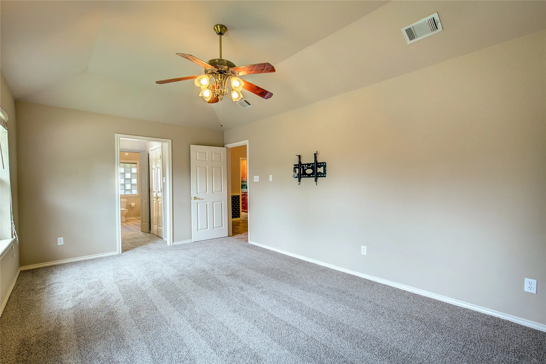 Single Family Residence For Sale in Hunt County , 900 River Oaks Drive, Greenville, Texas 75402, 3 Bedroom, 2 Bathroom, 5 Garage spaces, 1,990 Sqft, built in 1992, mls#21297156, Real Estate Agent in Greenville, Homes For Sale in Hunt county, Homes For Sale in Greenville, Realtor in Greenville Texas, Real Estate Brokerage Independent Realty Texas, Luminita Cordes Realtor