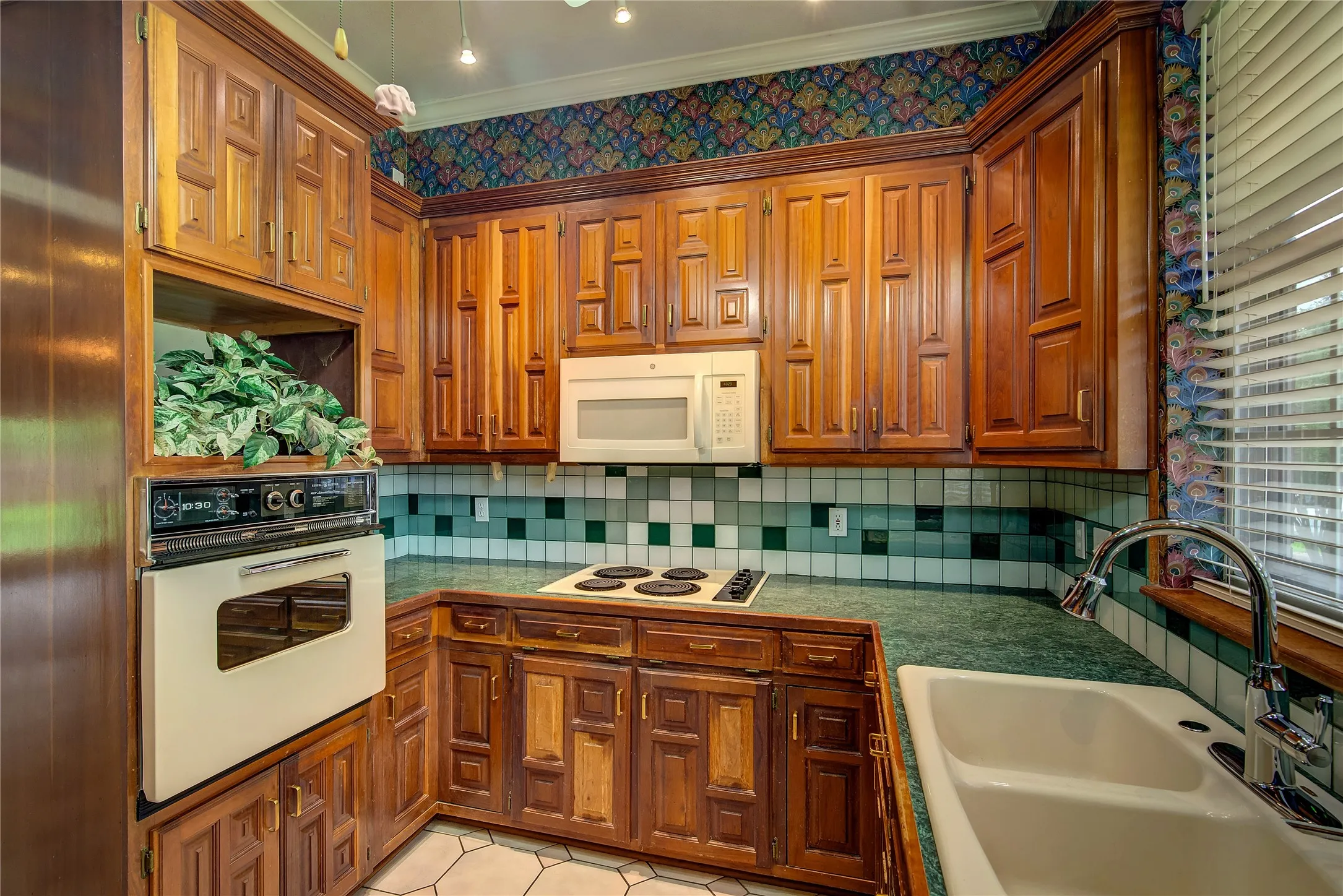 Single Family Residence For Sale in Hunt County , 900 River Oaks Drive, Greenville, Texas 75402, 3 Bedroom, 2 Bathroom, 5 Garage spaces, 1,990 Sqft, built in 1992, mls#21297156, Real Estate Agent in Greenville, Homes For Sale in Hunt county, Homes For Sale in Greenville, Realtor in Greenville Texas, Real Estate Brokerage Independent Realty Texas, Luminita Cordes Realtor