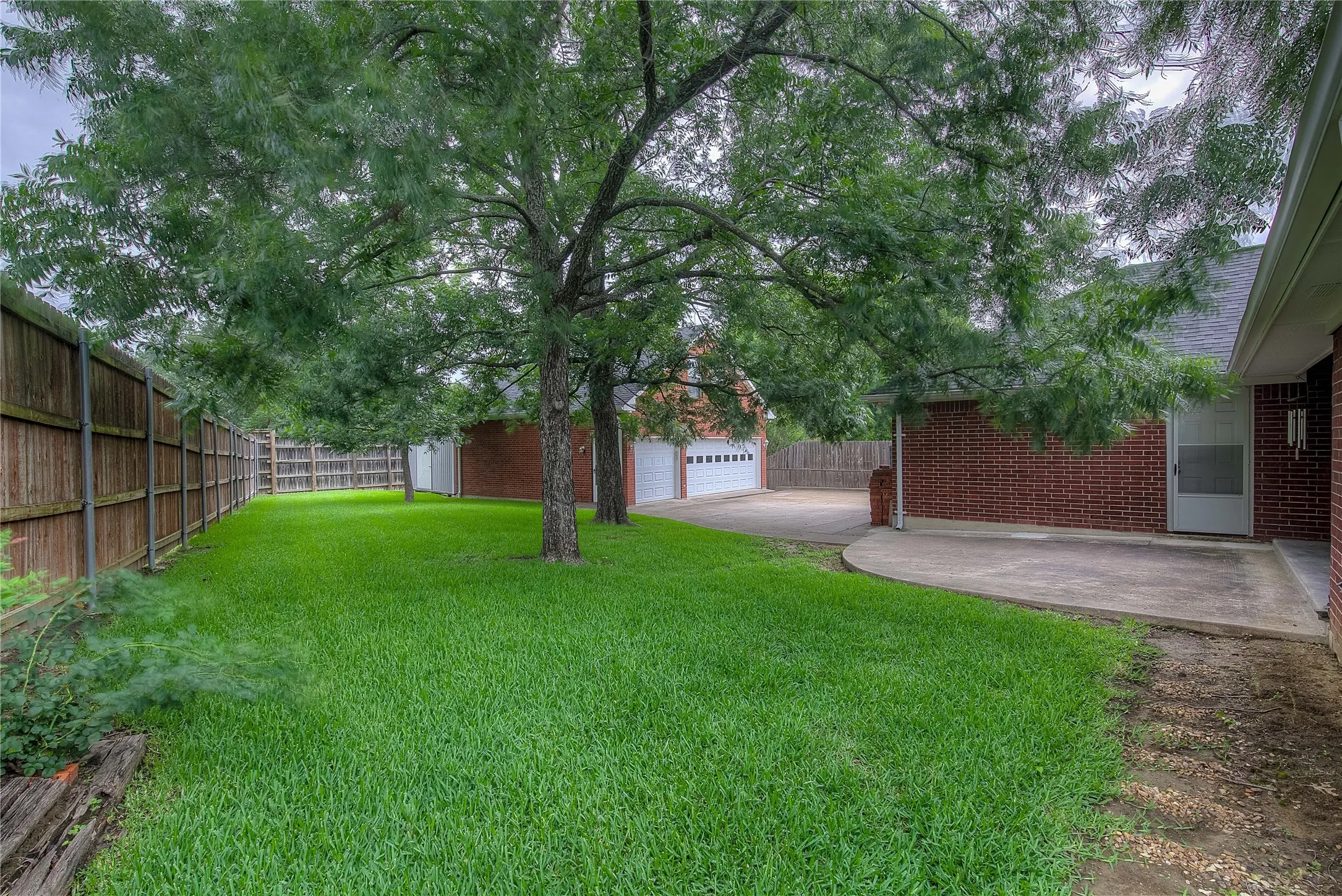 Single Family Residence For Sale in Hunt County , 900 River Oaks Drive, Greenville, Texas 75402, 3 Bedroom, 2 Bathroom, 5 Garage spaces, 1,990 Sqft, built in 1992, mls#21297156, Real Estate Agent in Greenville, Homes For Sale in Hunt county, Homes For Sale in Greenville, Realtor in Greenville Texas, Real Estate Brokerage Independent Realty Texas, Luminita Cordes Realtor