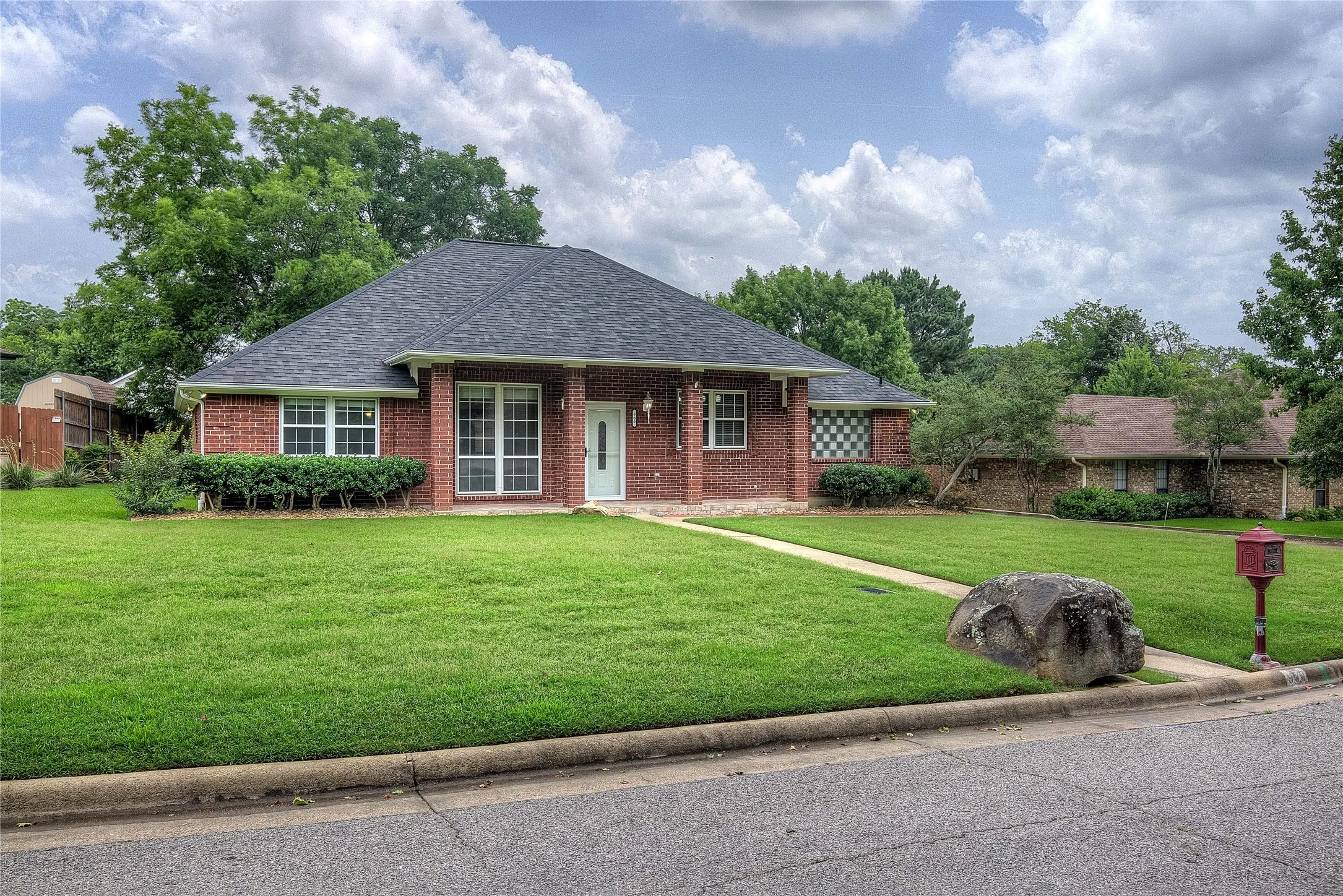 Single Family Residence For Sale in Hunt County , 900 River Oaks Drive, Greenville, Texas 75402, 3 Bedroom, 2 Bathroom, 5 Garage spaces, 1,990 Sqft, built in 1992, mls#21297156, Real Estate Agent in Greenville, Homes For Sale in Hunt county, Homes For Sale in Greenville, Realtor in Greenville Texas, Real Estate Brokerage Independent Realty Texas, Luminita Cordes Realtor