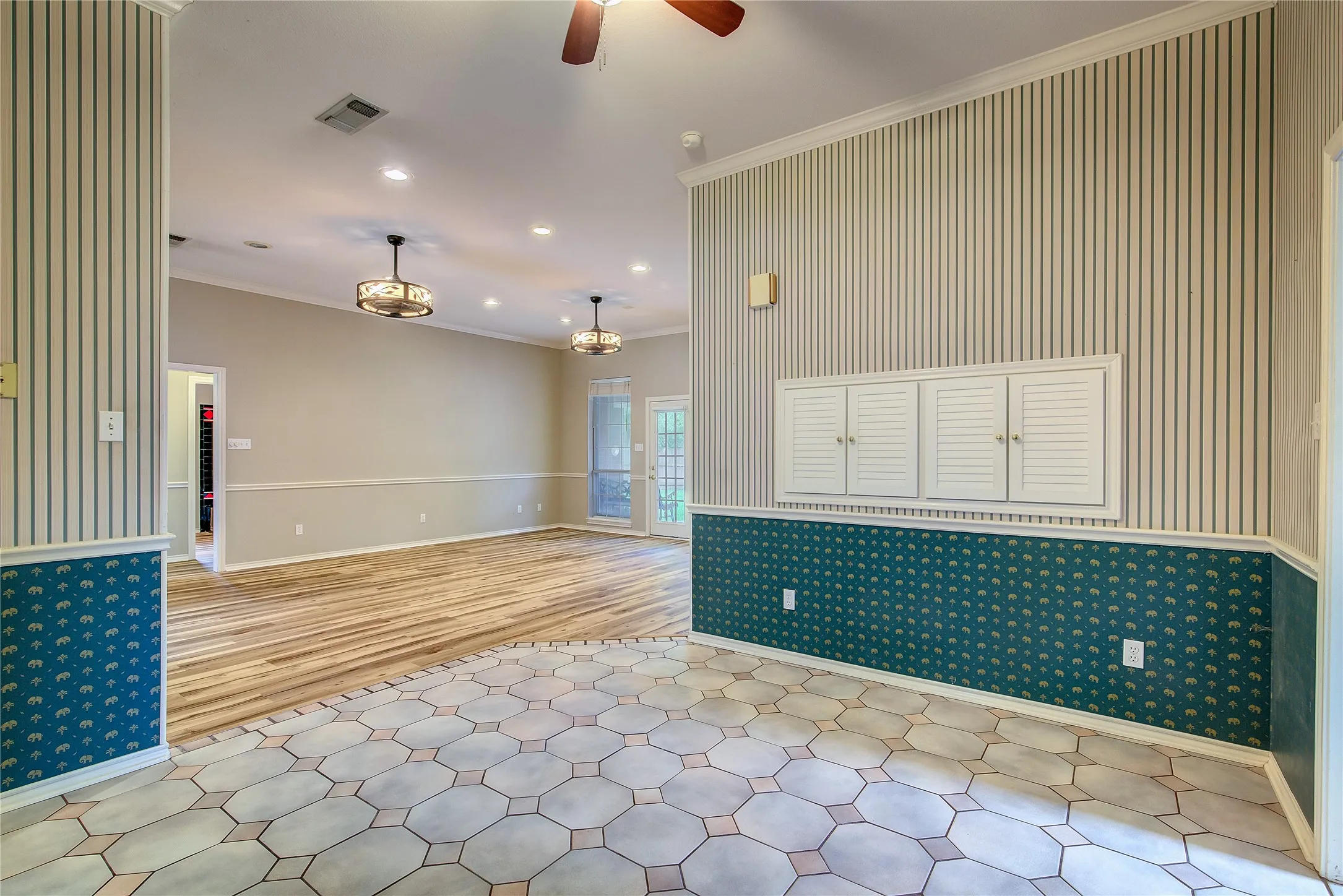 Single Family Residence For Sale in Hunt County , 900 River Oaks Drive, Greenville, Texas 75402, 3 Bedroom, 2 Bathroom, 5 Garage spaces, 1,990 Sqft, built in 1992, mls#21297156, Real Estate Agent in Greenville, Homes For Sale in Hunt county, Homes For Sale in Greenville, Realtor in Greenville Texas, Real Estate Brokerage Independent Realty Texas, Luminita Cordes Realtor