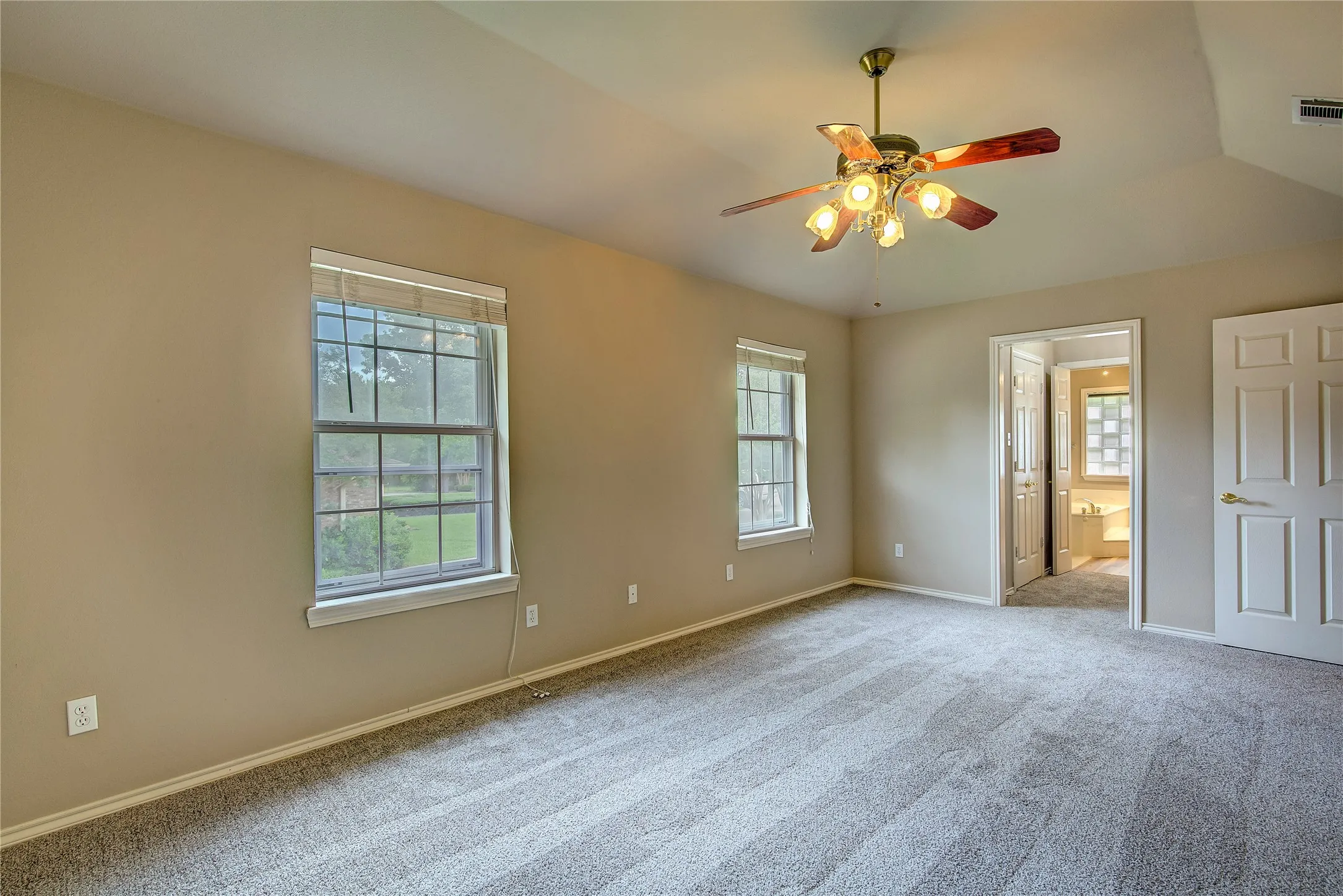 Single Family Residence For Sale in Hunt County , 900 River Oaks Drive, Greenville, Texas 75402, 3 Bedroom, 2 Bathroom, 5 Garage spaces, 1,990 Sqft, built in 1992, mls#21297156, Real Estate Agent in Greenville, Homes For Sale in Hunt county, Homes For Sale in Greenville, Realtor in Greenville Texas, Real Estate Brokerage Independent Realty Texas, Luminita Cordes Realtor