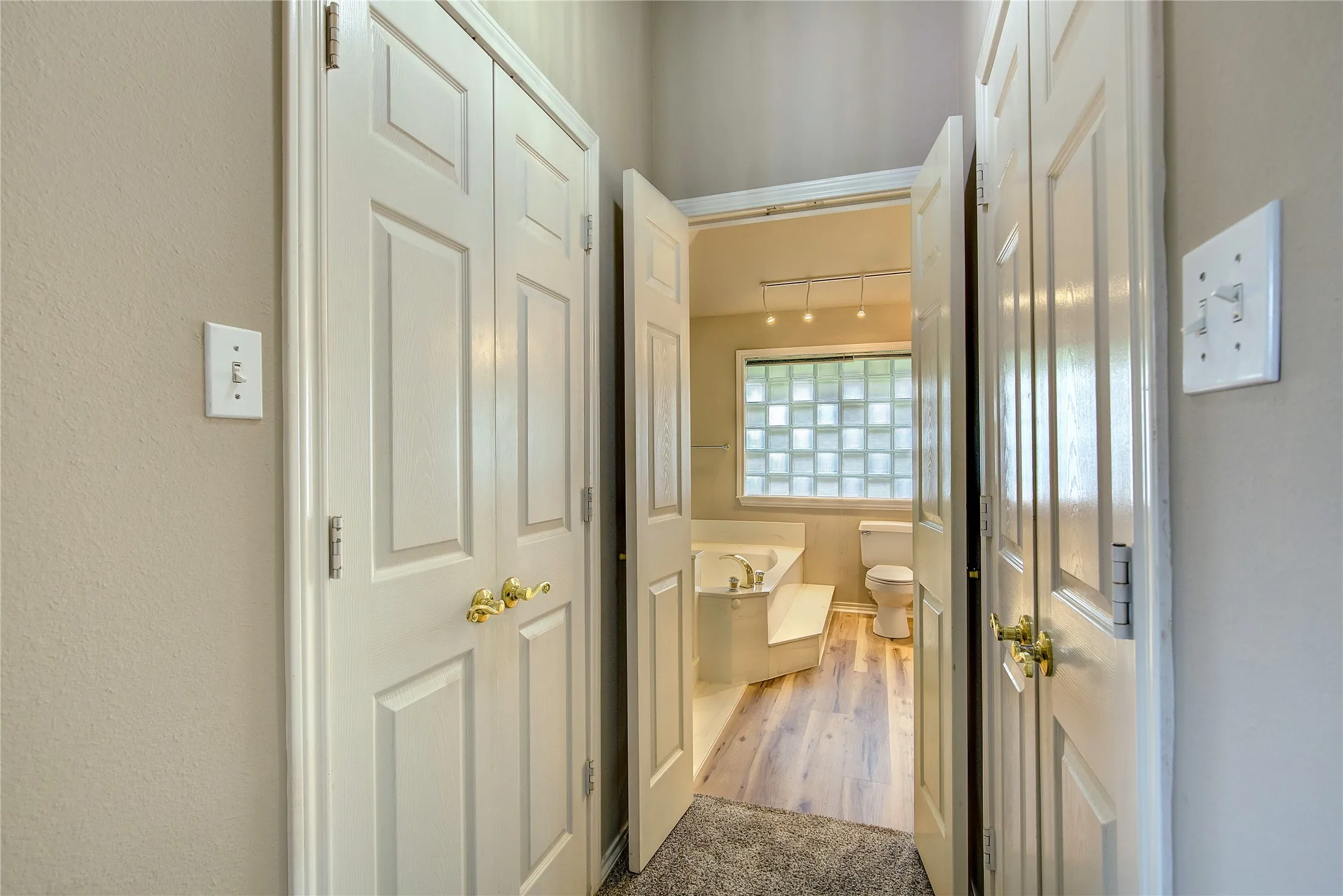 Single Family Residence For Sale in Hunt County , 900 River Oaks Drive, Greenville, Texas 75402, 3 Bedroom, 2 Bathroom, 5 Garage spaces, 1,990 Sqft, built in 1992, mls#21297156, Real Estate Agent in Greenville, Homes For Sale in Hunt county, Homes For Sale in Greenville, Realtor in Greenville Texas, Real Estate Brokerage Independent Realty Texas, Luminita Cordes Realtor