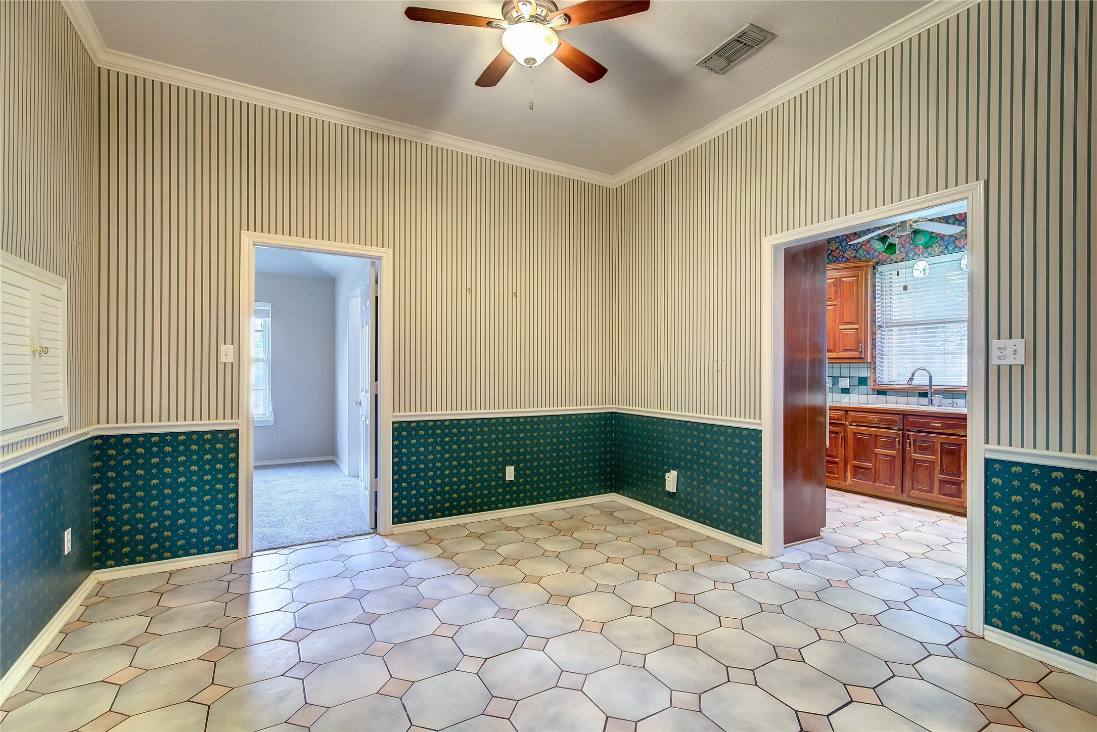 Single Family Residence For Sale in Hunt County , 900 River Oaks Drive, Greenville, Texas 75402, 3 Bedroom, 2 Bathroom, 5 Garage spaces, 1,990 Sqft, built in 1992, mls#21297156, Real Estate Agent in Greenville, Homes For Sale in Hunt county, Homes For Sale in Greenville, Realtor in Greenville Texas, Real Estate Brokerage Independent Realty Texas, Luminita Cordes Realtor