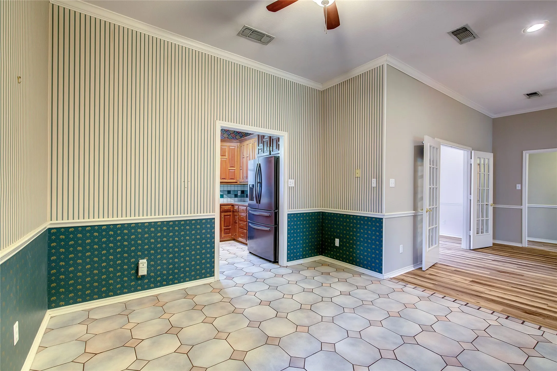 Single Family Residence For Sale in Hunt County , 900 River Oaks Drive, Greenville, Texas 75402, 3 Bedroom, 2 Bathroom, 5 Garage spaces, 1,990 Sqft, built in 1992, mls#21297156, Real Estate Agent in Greenville, Homes For Sale in Hunt county, Homes For Sale in Greenville, Realtor in Greenville Texas, Real Estate Brokerage Independent Realty Texas, Luminita Cordes Realtor