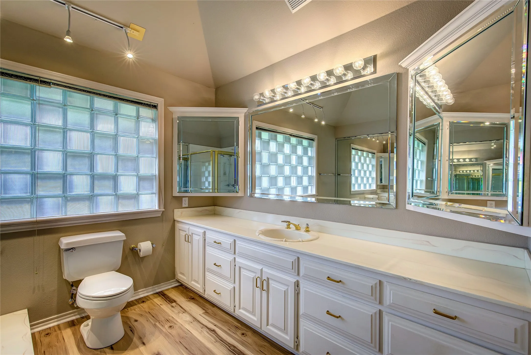 Single Family Residence For Sale in Hunt County , 900 River Oaks Drive, Greenville, Texas 75402, 3 Bedroom, 2 Bathroom, 5 Garage spaces, 1,990 Sqft, built in 1992, mls#21297156, Real Estate Agent in Greenville, Homes For Sale in Hunt county, Homes For Sale in Greenville, Realtor in Greenville Texas, Real Estate Brokerage Independent Realty Texas, Luminita Cordes Realtor