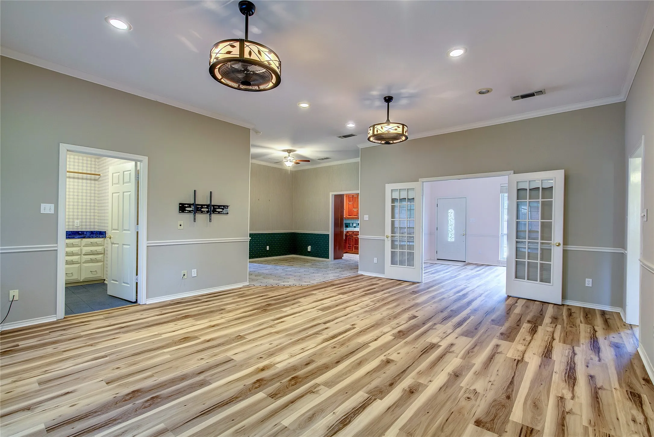 Single Family Residence For Sale in Hunt County , 900 River Oaks Drive, Greenville, Texas 75402, 3 Bedroom, 2 Bathroom, 5 Garage spaces, 1,990 Sqft, built in 1992, mls#21297156, Real Estate Agent in Greenville, Homes For Sale in Hunt county, Homes For Sale in Greenville, Realtor in Greenville Texas, Real Estate Brokerage Independent Realty Texas, Luminita Cordes Realtor
